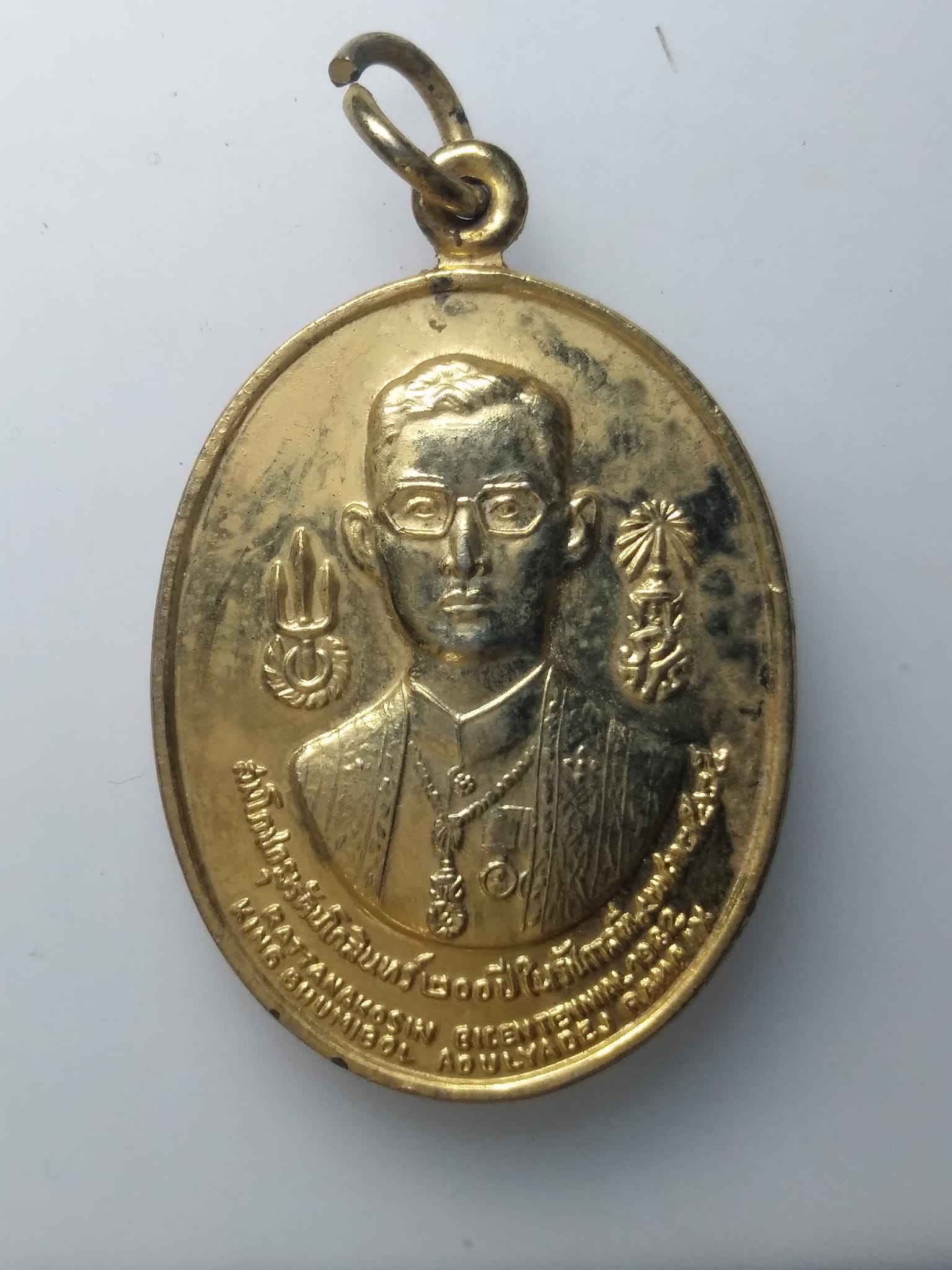 H124 เหรียญในหลวงรัชกาลที่9 หลังพระมหากษัตริย์ 8 รัชกาล เนื้อกะไหล่ทอง สมโภชกรุงรัตนโกสินทร์ 200 ปี พ.ศ.2525 จัดสร้างโดยมูลนิธิ 5 ธันวามหาราช พิธีใหญ่ เกจิดังหลายรูปปลุกเสก สวยทรงคุณค่า น่าสะสมบูชา