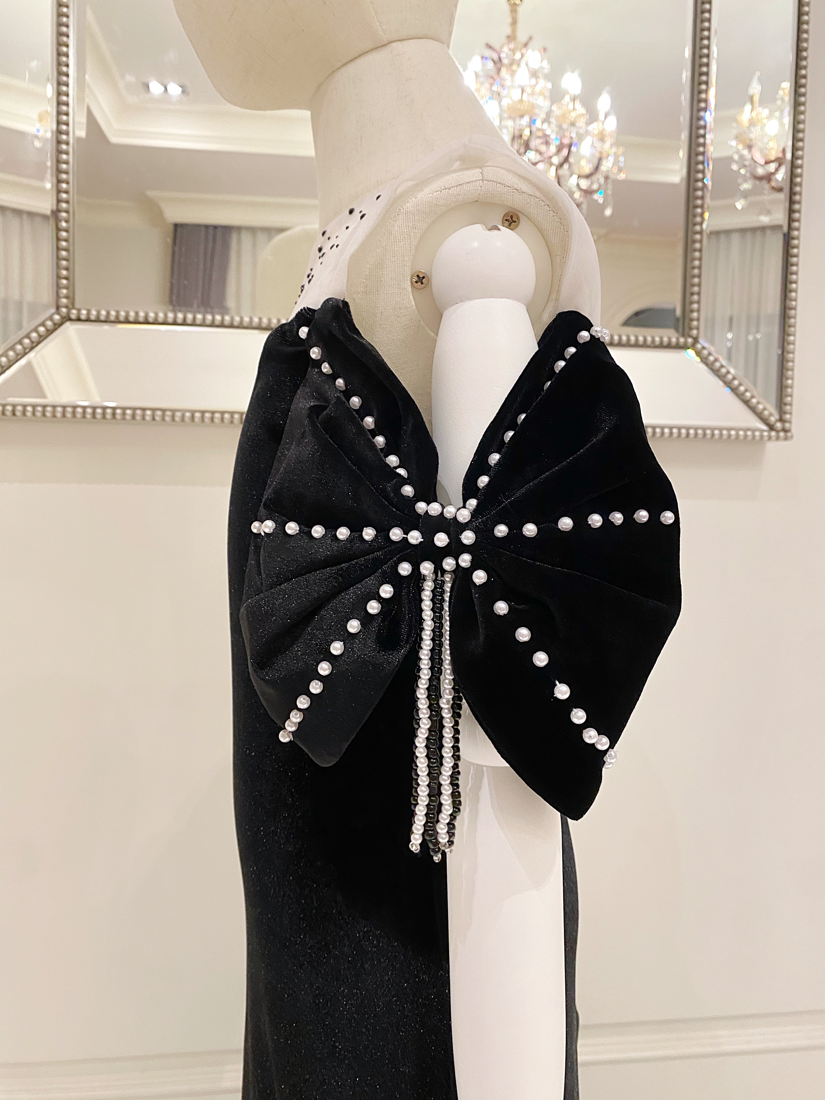 เดรสราตรียาวหางปลาสีดำแขนกุด ดีเทลประดับโบว์ที่ต้นแขน 2 ด้าน