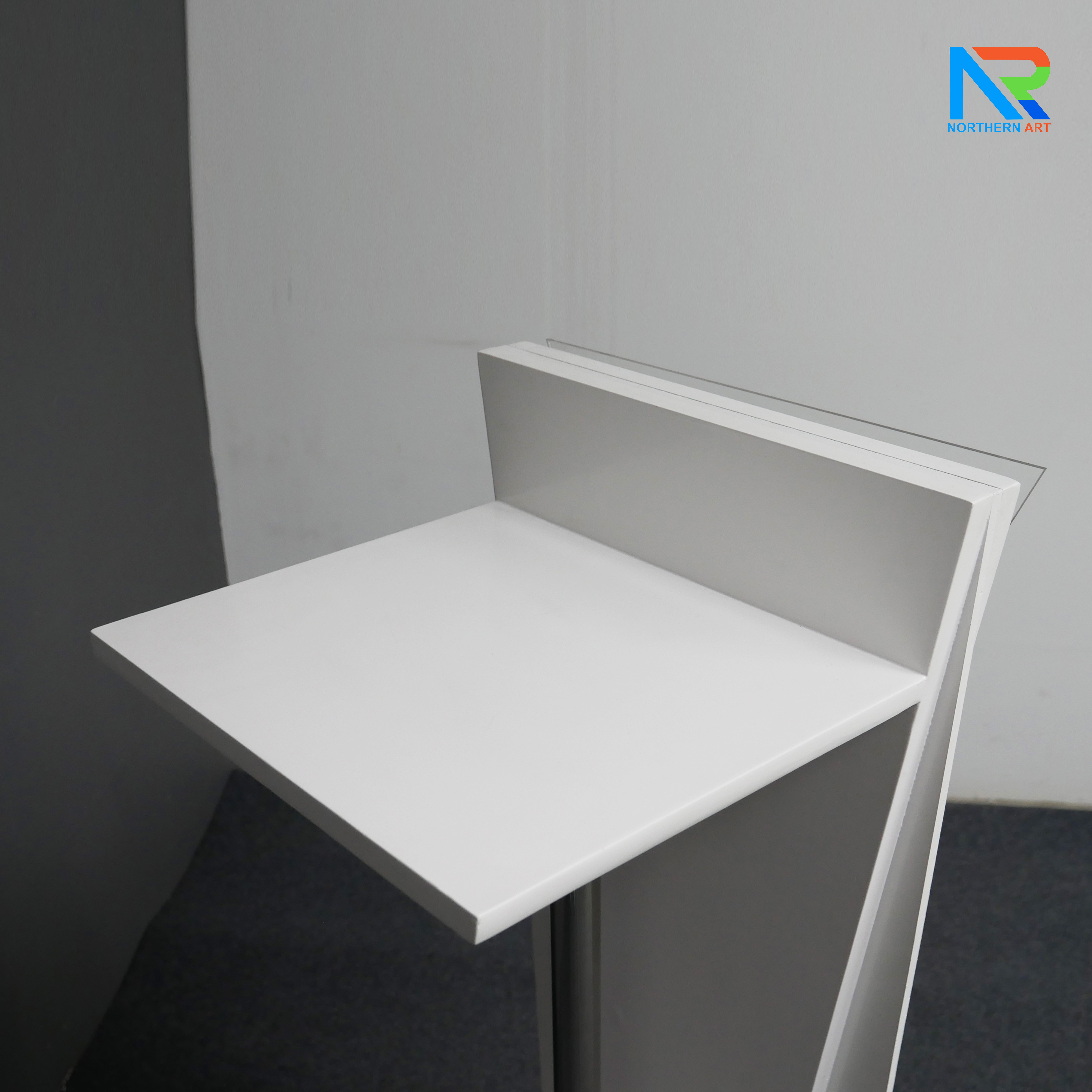 โพเดียมไม้สีขาว ทรงสามเหลี่ยม ขนาด (W) 45 x (L) 35 x (H) 120 cm. ด้านหน้าอะคริลิคใส ติดหมุด สำหรับติดโลโก้