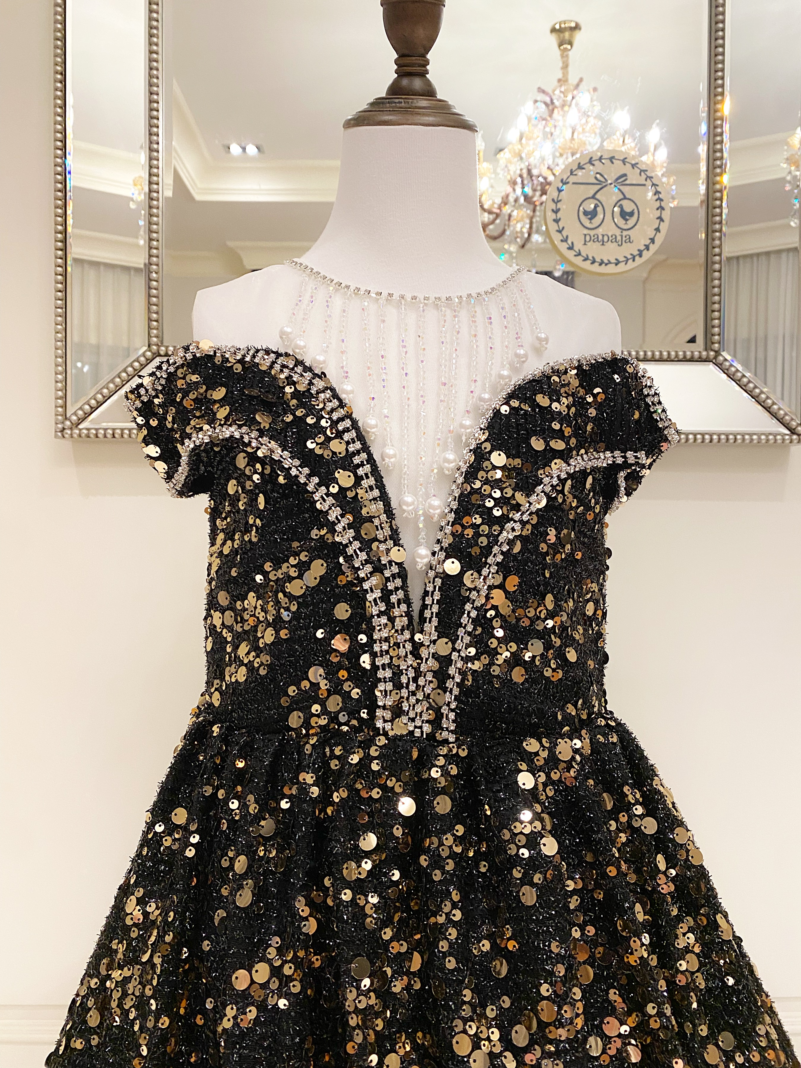 เดรสออกงานราตรียาวแขนกุดเกาะไหล่สีดำปักเลื่อมทองสีตัดกันโดดเด่น ดีเทลงานปักช่วงอกแน่นๆ