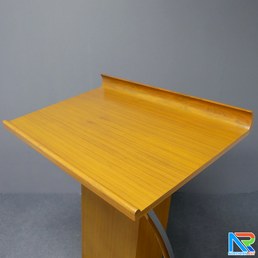 โพเดียมไม้ ยืนคู่ สีสัก ขนาด (W) 90x (L) 63 x (H) 120 cm. ตกแต่งเสาโค้งสแตนเลสเกรด 304