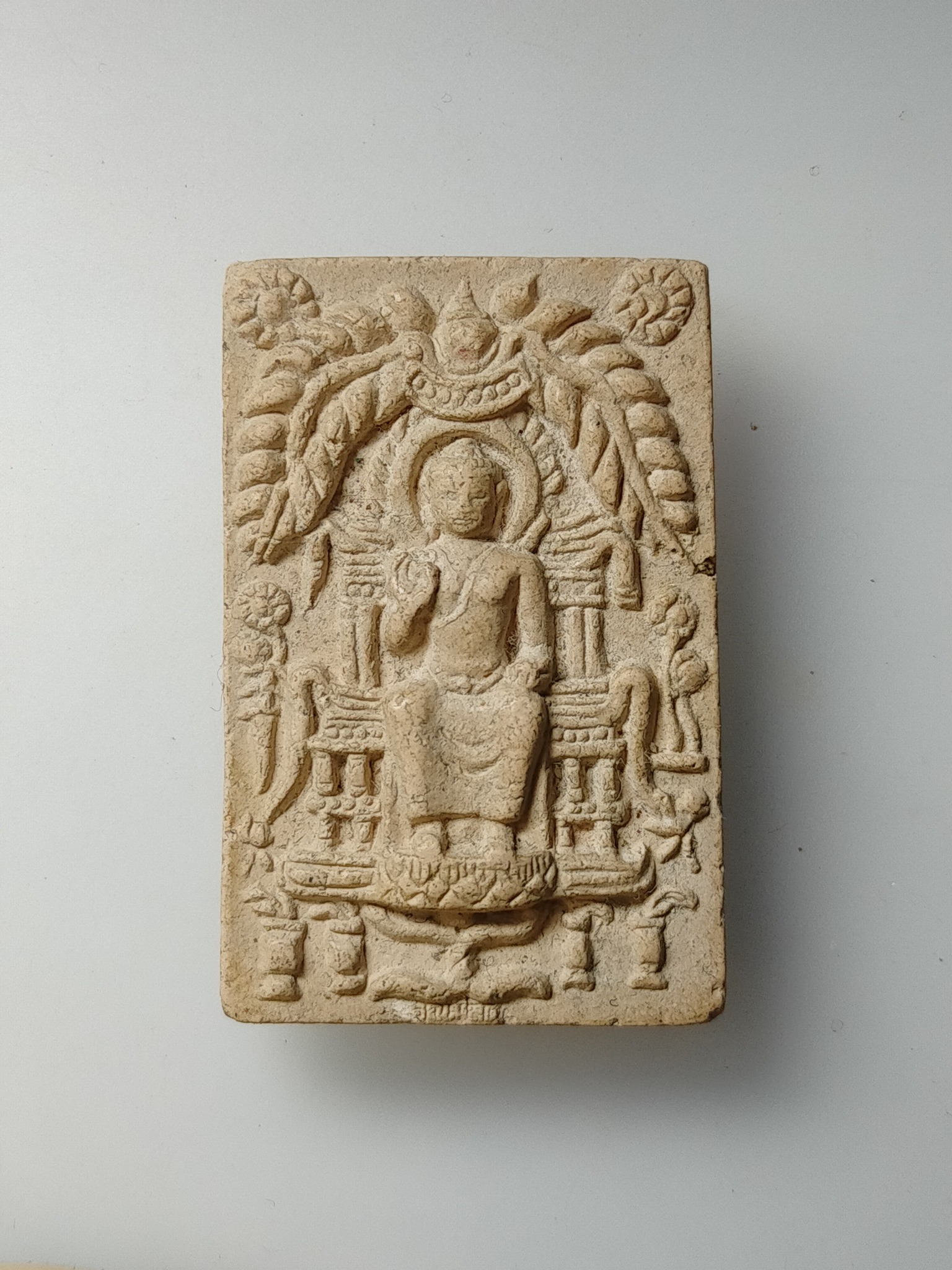 H572 พระผงคาถาพัน (พระผงดอกพะยอม) พิมพ์นั่งเมืองหลังรูปเหมือนหลวงปู่ทองสุข วัดโพธิ์ชัยนิมิตร มหาสารคาม 2554