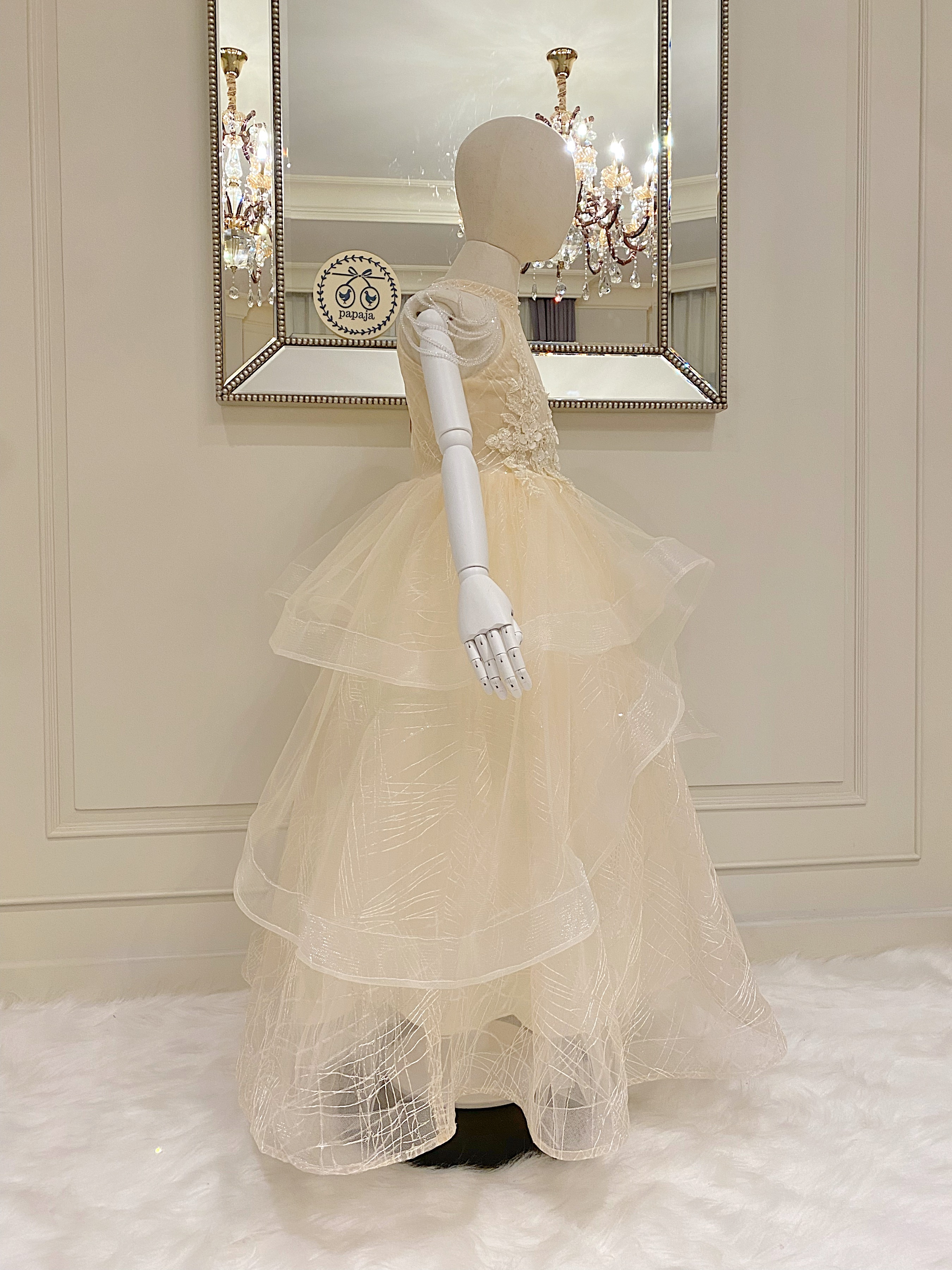 เดรสออกงานราตรียาวแขนล้ำสีครีม ประดับคริสตัลสุดหรู