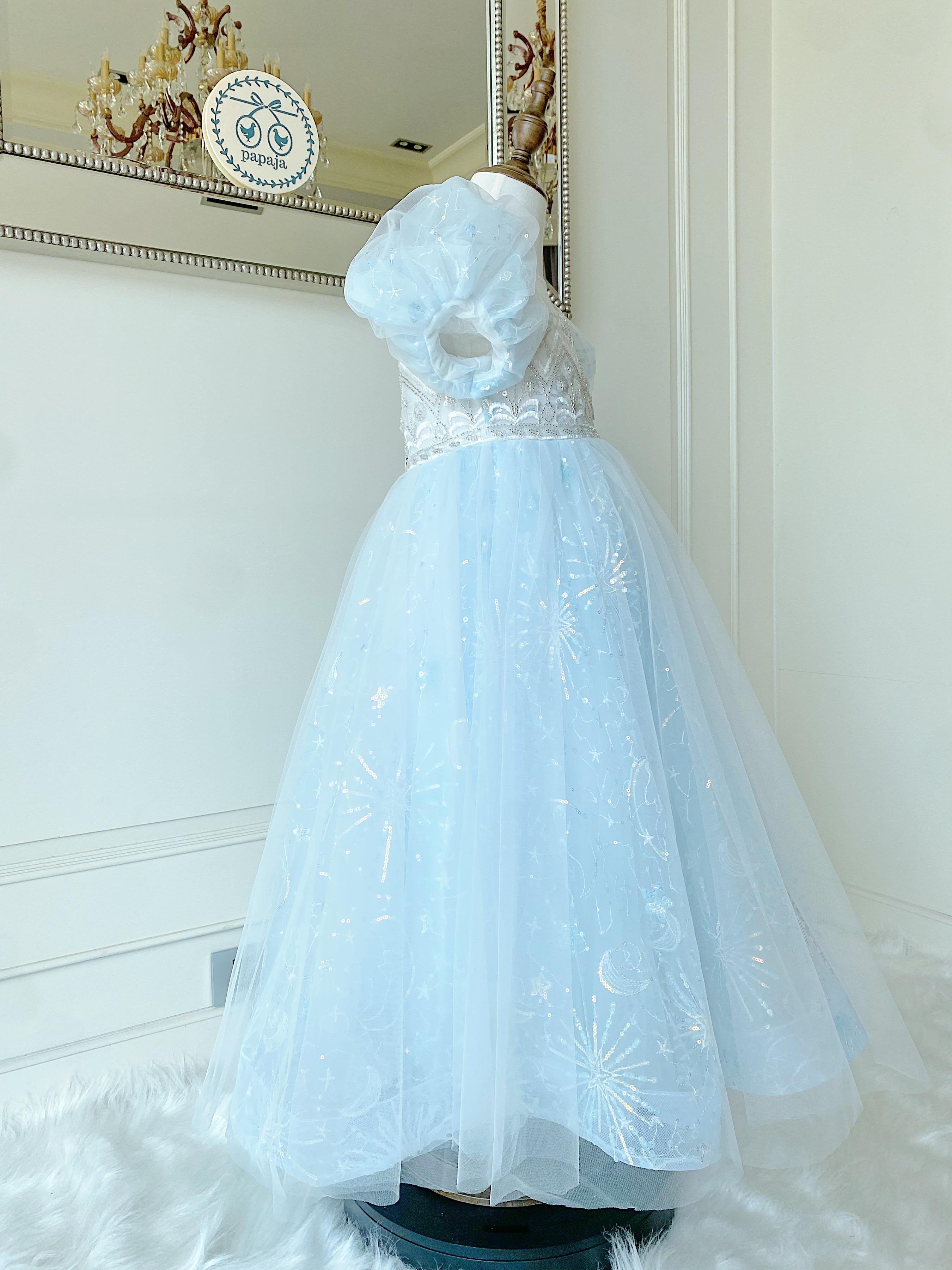 ชุดเจ้าหญิงเอลซ่าแขนตุ๊กตาสีขาว รุ่นไฮพรีเมี่ยม ดีเทลปักลายวิจิตรปราณีตบนอก