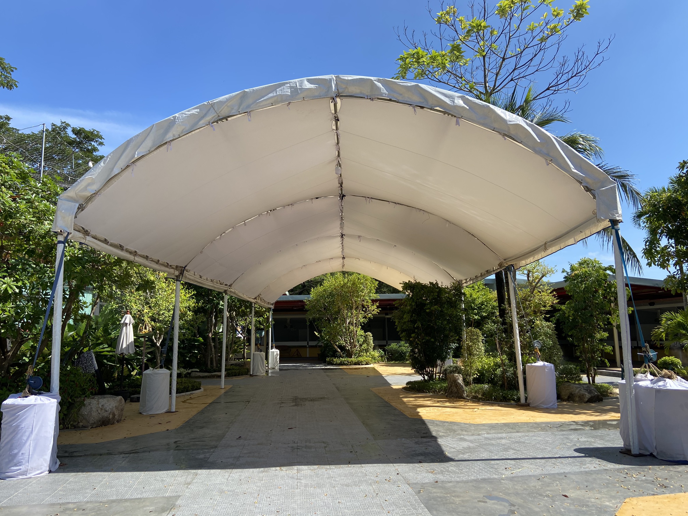 เต็นท์โดม ขนาดกว้าง 8 เมตร ความยาวไม่จำกัด ทรงโค้งสีขาวเหมาะสำหรับงานจัดงานทุกประเภท