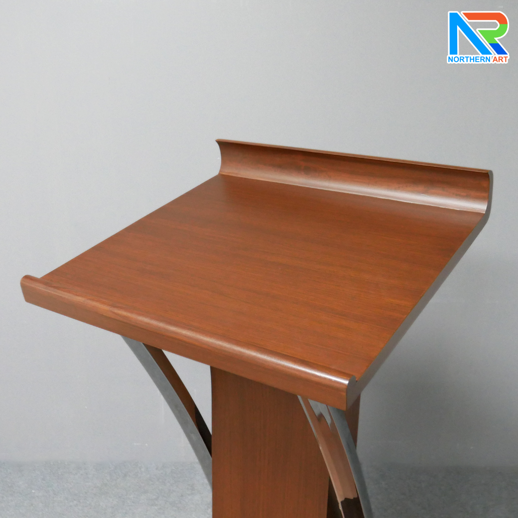 โพเดียมไม้ สีโอ๊คแดง ตกแต่งสแตนเลสเกรด304 ขนาด (W) 55 x (L) 50 x (H) 120 cm.