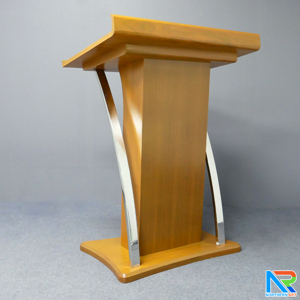 โพเดียมไม้ ยืนคู่ สีสัก ขนาด (W) 90x (L) 63 x (H) 120 cm. ตกแต่งเสาโค้งสแตนเลสเกรด 304