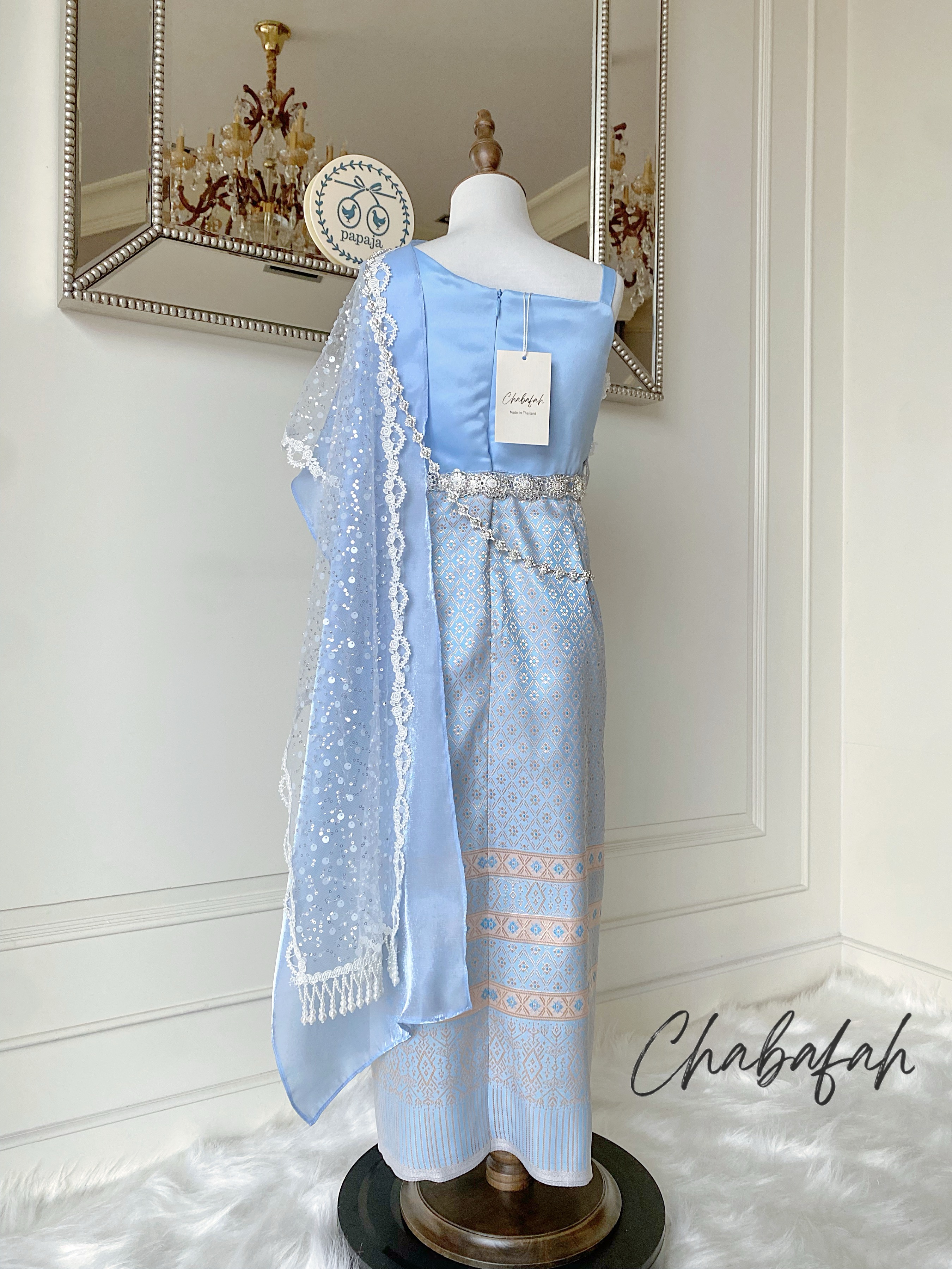 เดรสชุดไทยสไบเฉียง สีฟ้าพาสเทล แบรนด์ Chabafah พร้อมเครื่องประดับ 3 ชิ้น