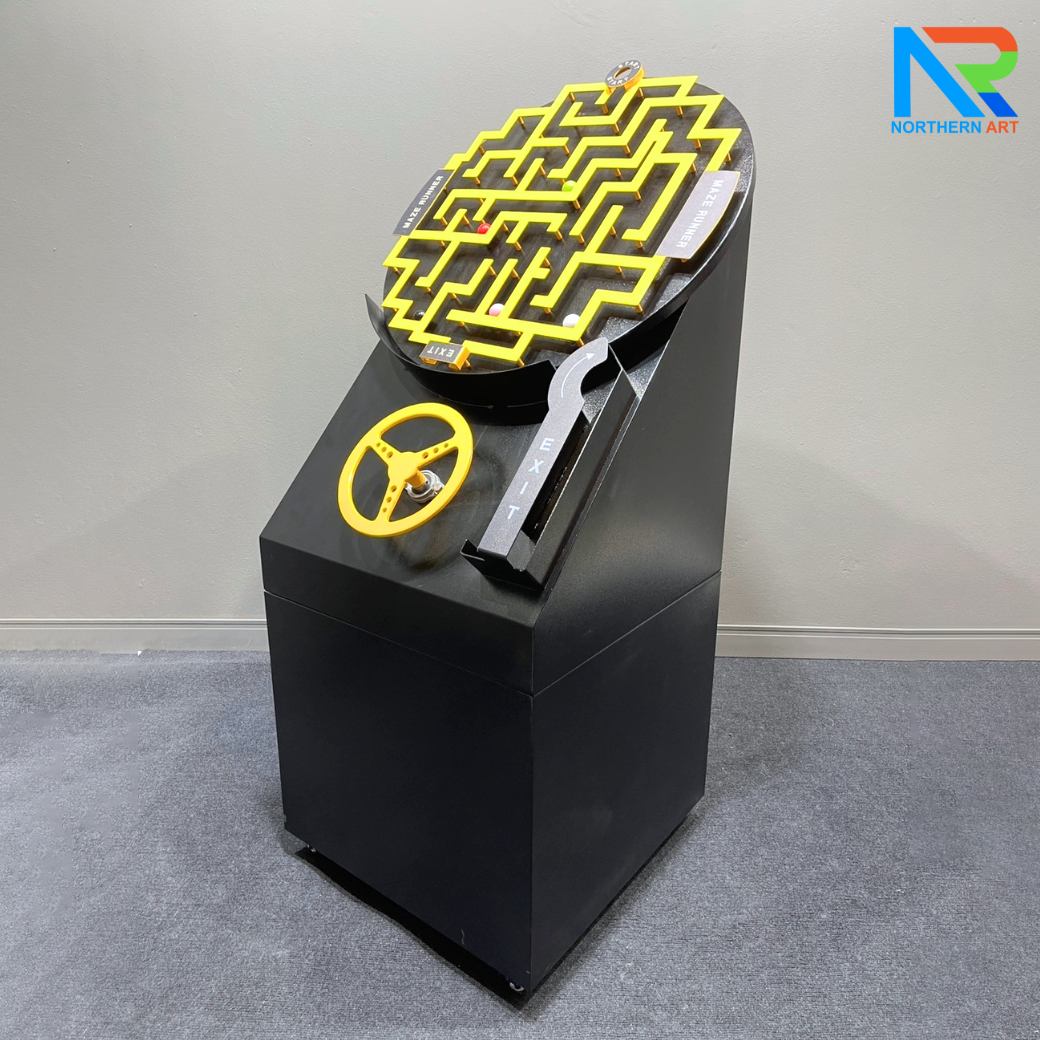 เกมส์เขาวงกต รุ่นพวงมาลัยรถ ขนาด (W)70 x (D)60 x (H)145 cm. โครงเหล็กพ่นสีอุตสาหกรรมพร้อมล้อเลื่อน ลูกแก้วคละสี 5 ลูก