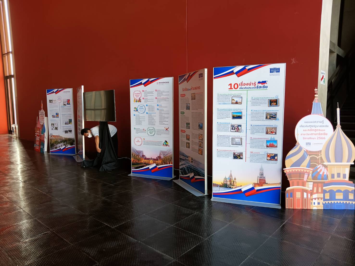 เช่าบอร์ดนิทรรศการ เช่าป้ายประชาสัมพันธ์ ขนาด 100x200 cm.โชว์งานพิมพ์ 2 ด้าน แข็งแรง มั่งคง พร้อมติดตั้งหน้างาน