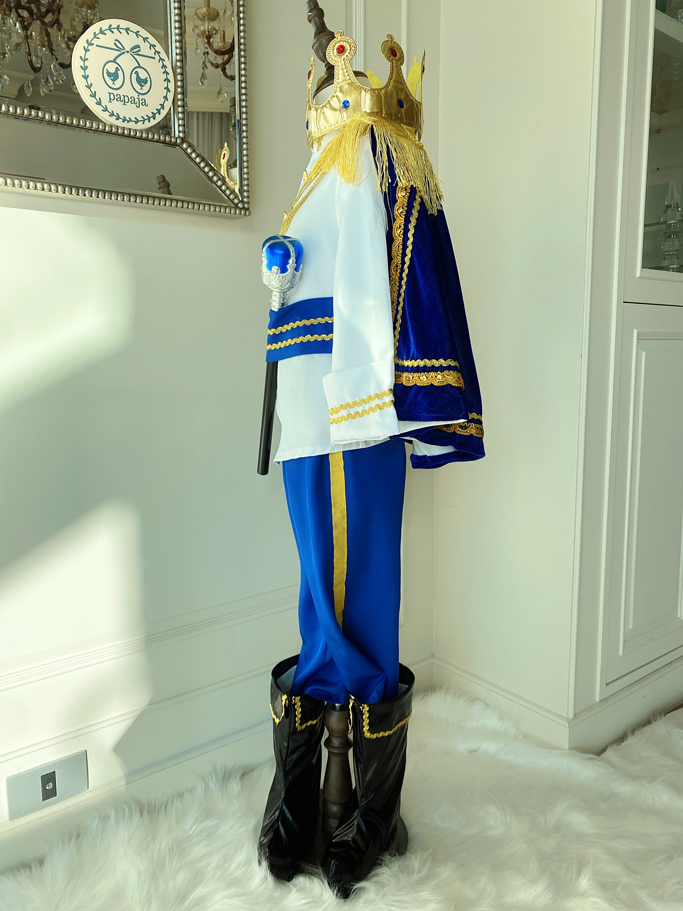 ชุดเจ้าชายรูปงามเสื้อขาวกางเกงสีน้ำเงิน ครบเซต ผ้าคลุม/มงกุฏ/คฑา/รองเท้าบูตเทียม