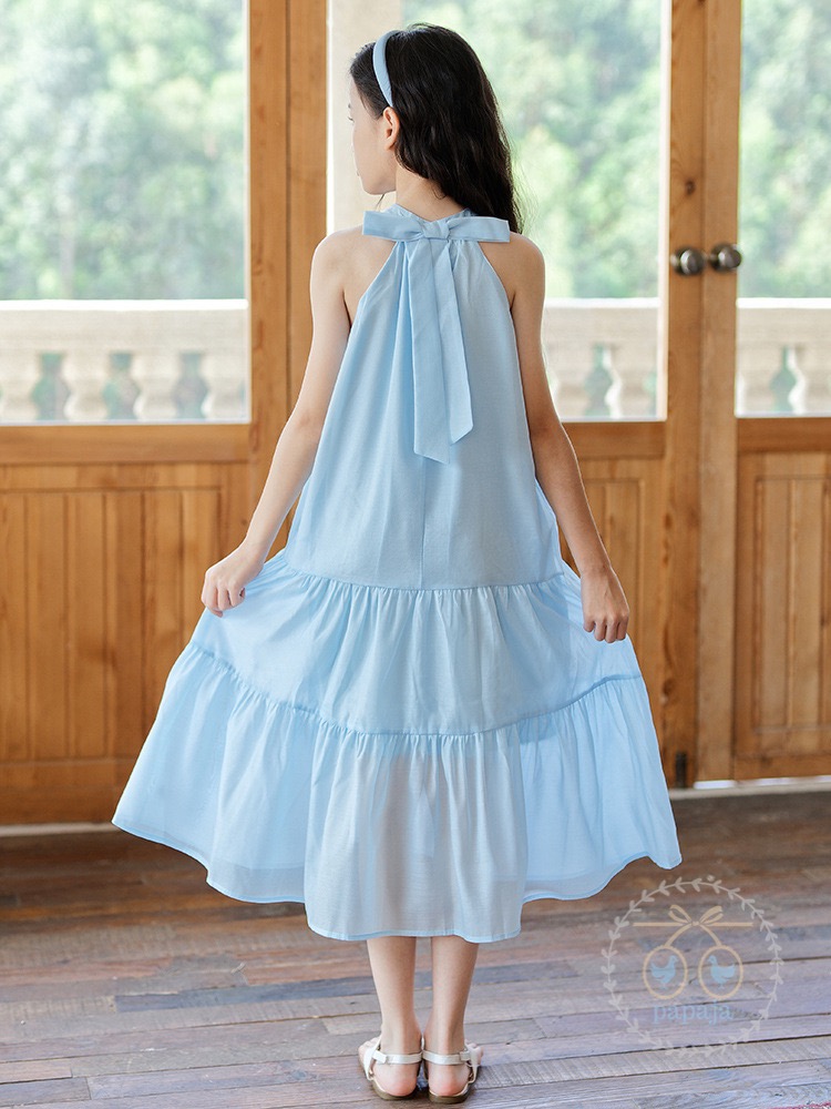 เดรสไหล่ล้ำสีฟ้าพาสเทล แต่งโบว์ที่ช่วงคอด้านหลัง