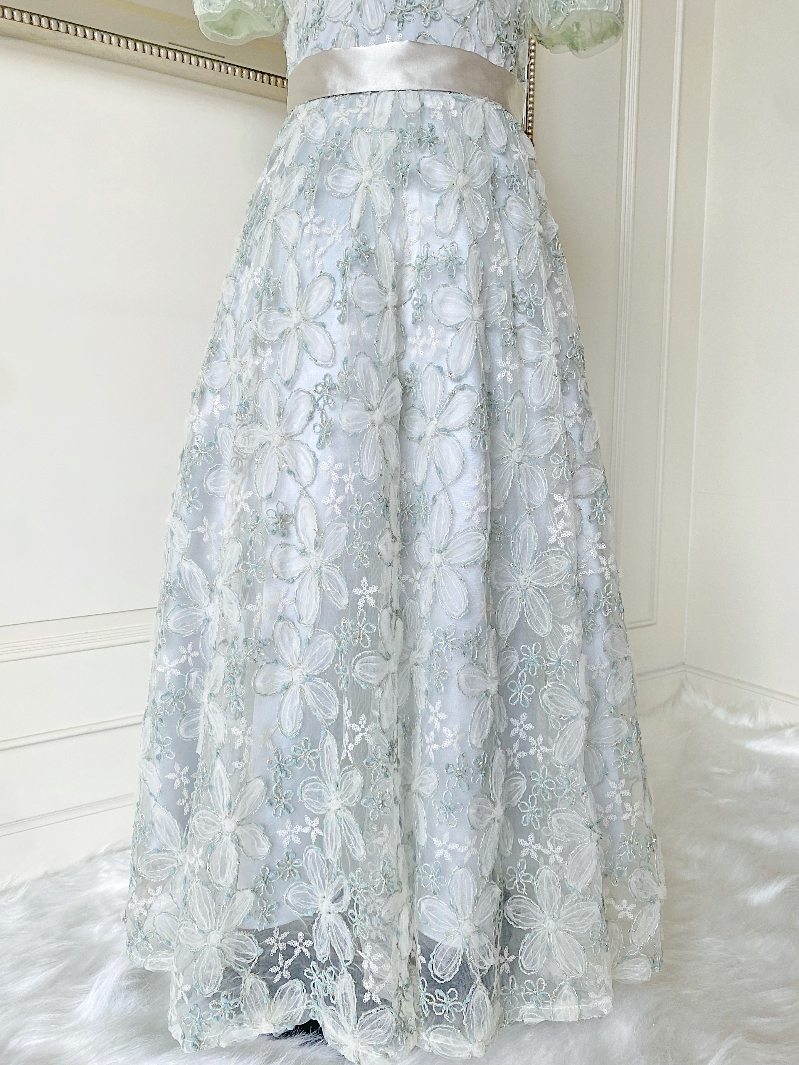 เดรสออกงานราตรียาวแขนตุ๊กตา (งานไฮพรีเมี่ยม) ผ้าลูกไม้ฉลุโทนสีเขียวอ่อน ลุคผู้ดี สวยคลาสสิค