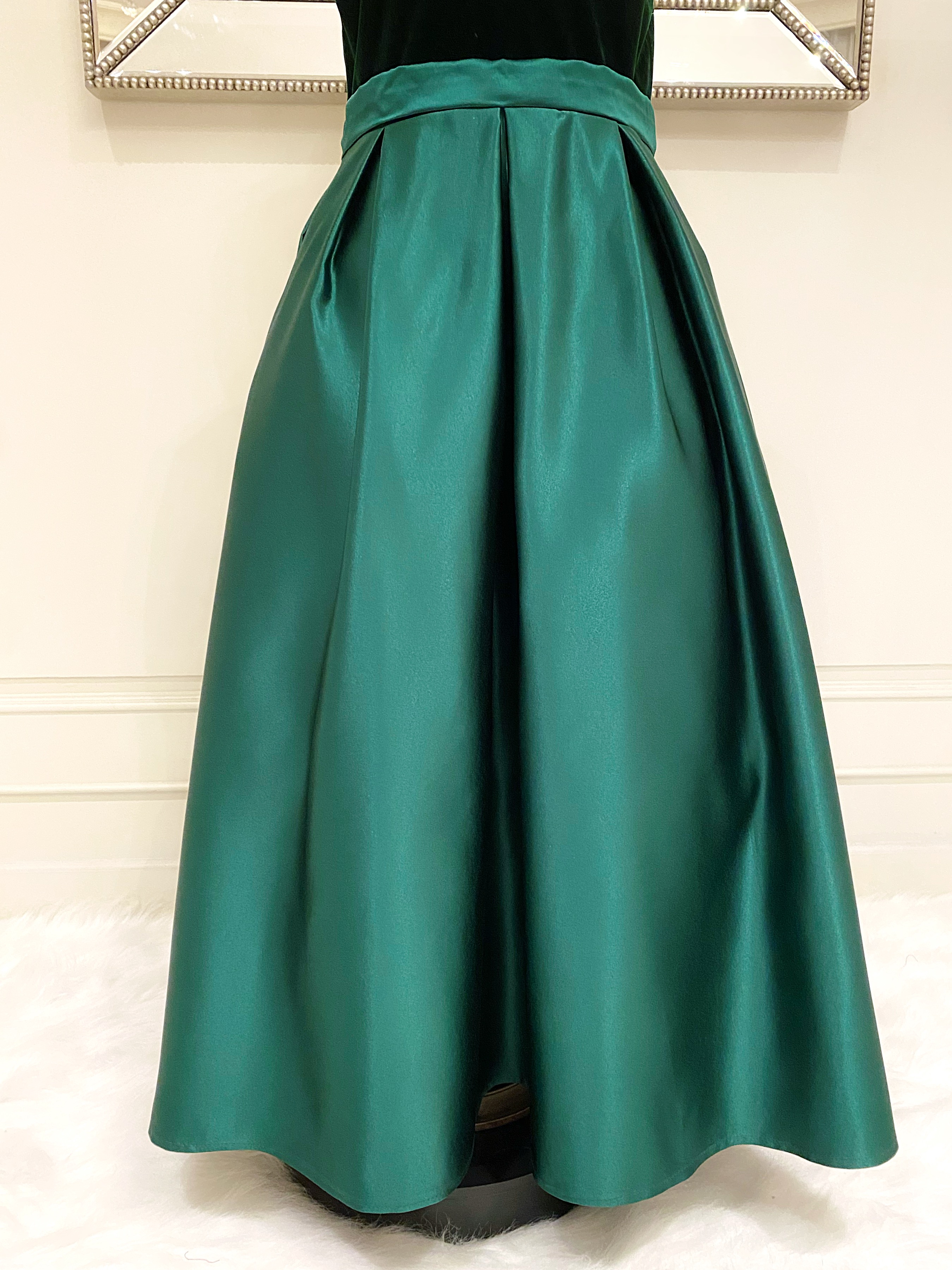 เดรสราตรียาวสีเขียวแขนกุด สีเขียวสวยผู้ดีมาก ดีเทลกำมะหยี่ตัดกับช่วงล่างผ้าซาติน ด้านหลังมีโบว์