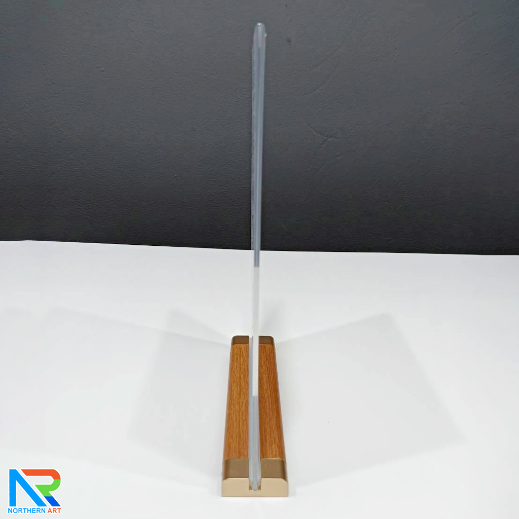 ป้ายตั้งโต๊ะ A4 ฐานไม้ พร้อมอะคริลิคใส สอดงานพิมพ์ด้านข้าง โชว์งานพิมพ์ 2 ด้าน