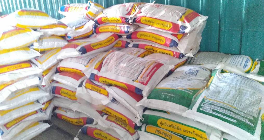 ปุ๋ยอินทรีย์แบบผง (สีเขียว) ขนาด 1 กก." ขวัญกสิกร "บำรุงลำต้นและใบ