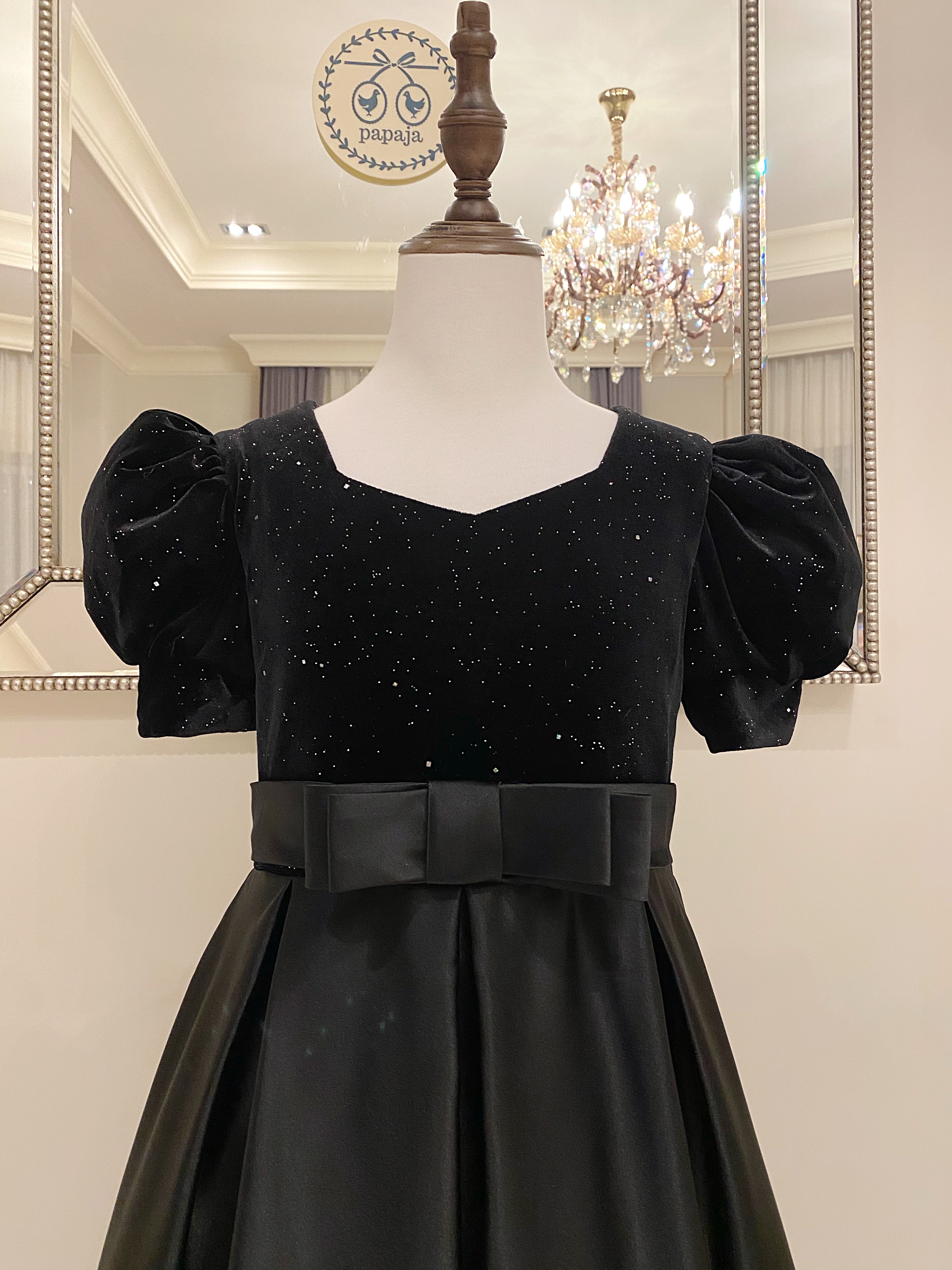 เดรสราตรียาวสีดำแขนตุ๊กตา ดีเทลช่วงบนกำมะหยี่ตัดกับช่วงล่างผ้าซาติน