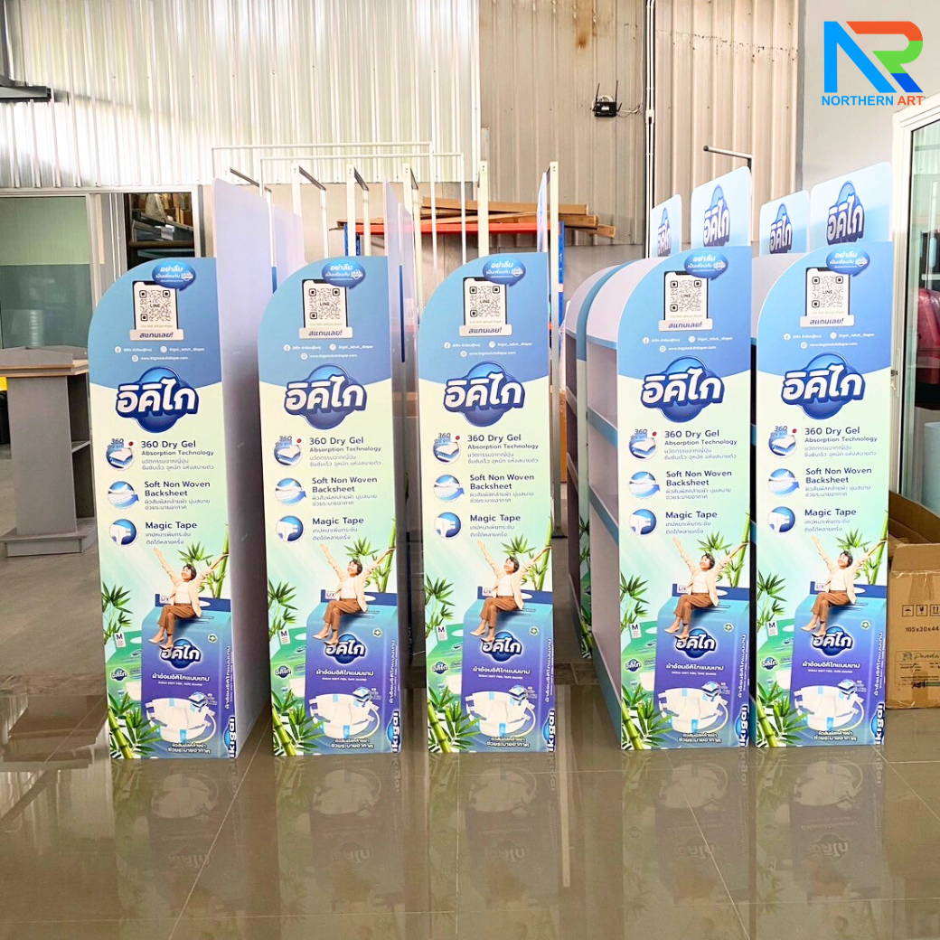 ชั้นวางสินค้าพลาสวูด 4 ชั้น ขนาด (W)65 x (D)37 x (H)167 cm. พร้อมงานพิมพ์ พลาสวูดหนา 5 มม. สั่งผลิตตามแบบ