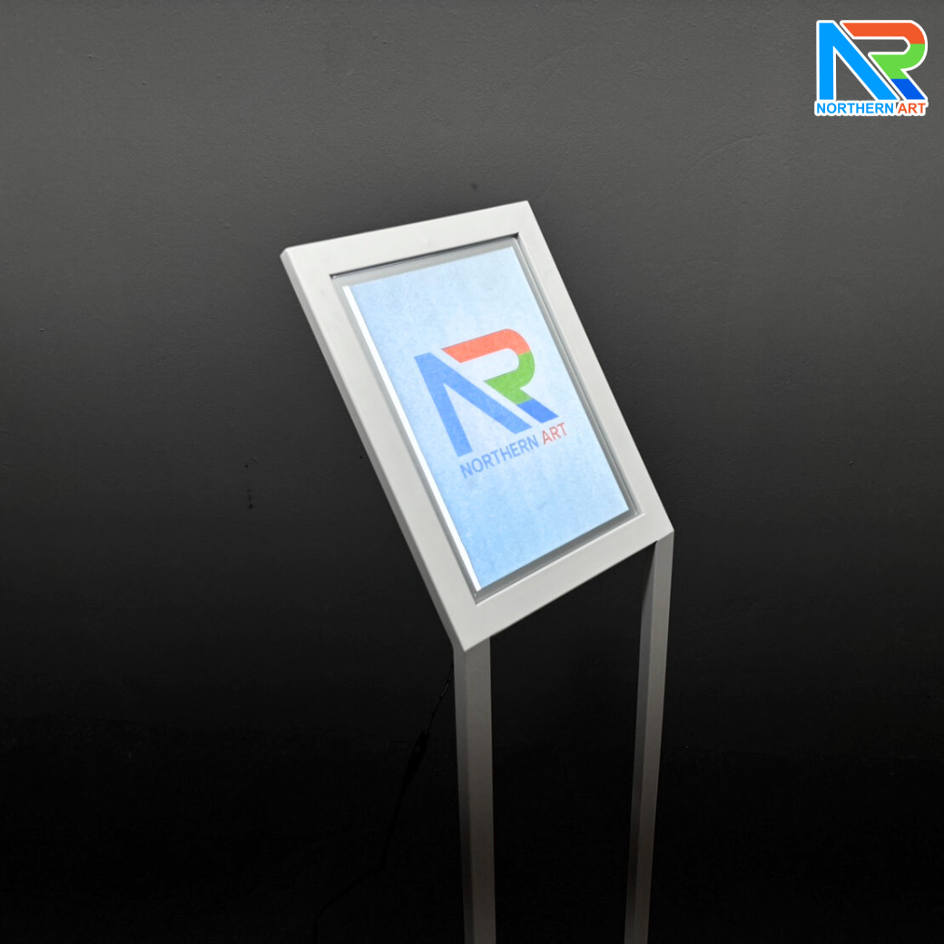 โปสเตอร์สแตนด์ตั้งพื้น LED รุ่นโชว์รูมรถ ขนาด A4 สอดงานพิมพ์ด้านบน วัสดุเหล็ก สีขาว มั่นคงแข็งแรง