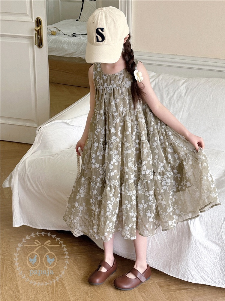เดรสแขนกุดทรงกระโปรงบานผ้าพิมพ์ลายโทนสีเบจ