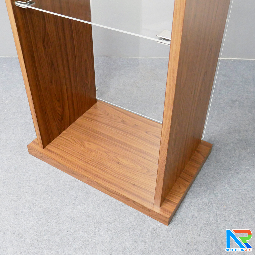 โพเดียมไม้ TOPอะคริลิคใส ปิดผิวลามิเนตลายไม้ สี WALNUT ขนาด (W)70 x (D)54 x (H)119 cm. พร้อมชั้นวางของอะคริลิคใส