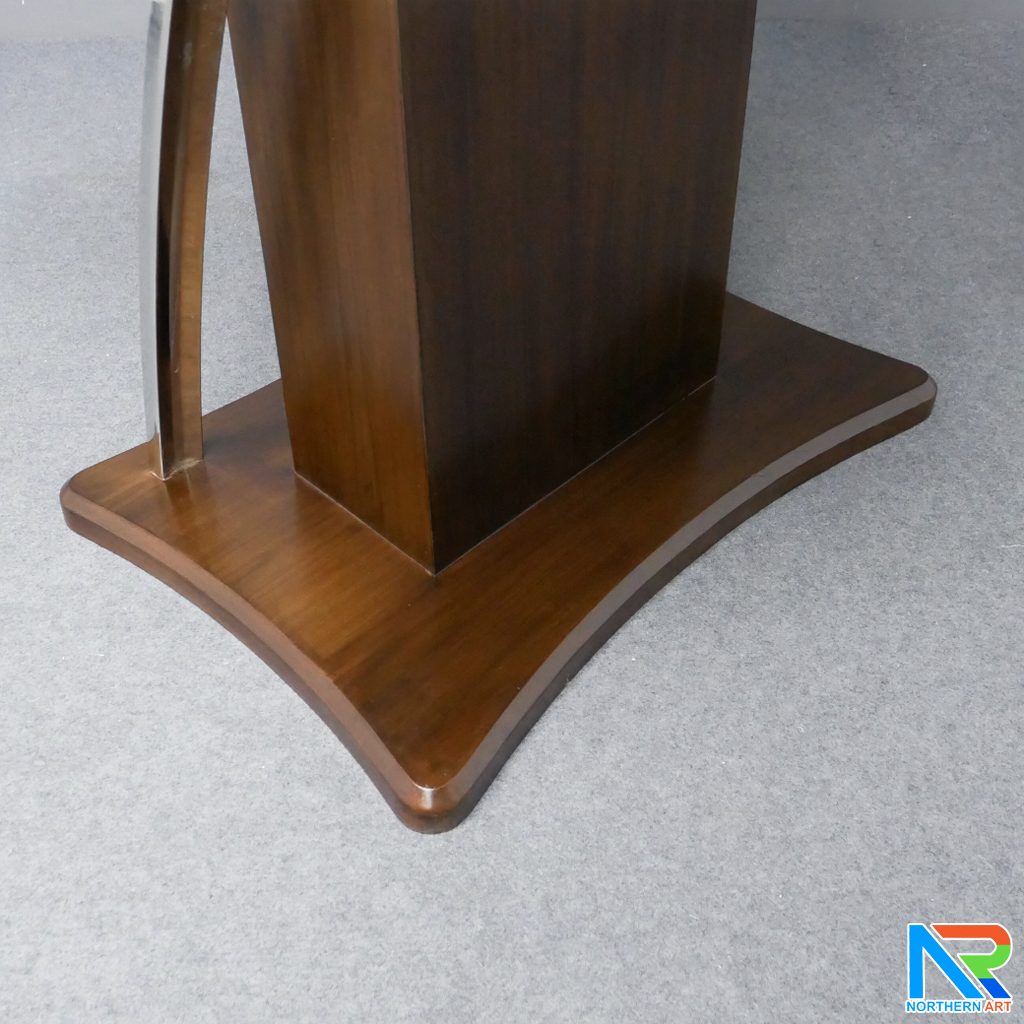 โพเดียมไม้ ยืนคู่ สีโอ๊คเข้ม ขนาด (W) 90x (L) 63 x (H) 120 cm. ตกแต่งเสาโค้งสแตนเลสเกรด 304