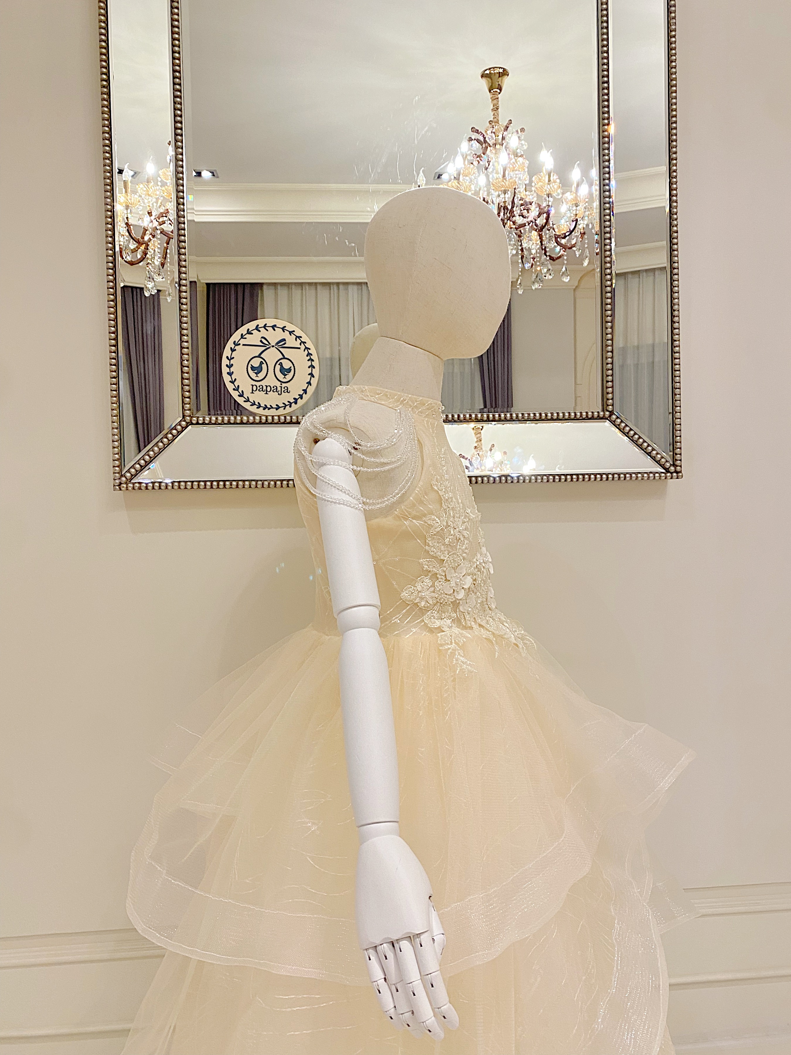 เดรสออกงานราตรียาวแขนล้ำสีครีม ประดับคริสตัลสุดหรู