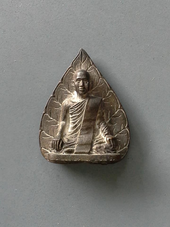 A687 เหรียญหล่อใบโพธิ์เนื้อนวะพระอาจารย์จันทร์ วัดป่าชัยรังสี จ.สมุทรสาคร ปี2534