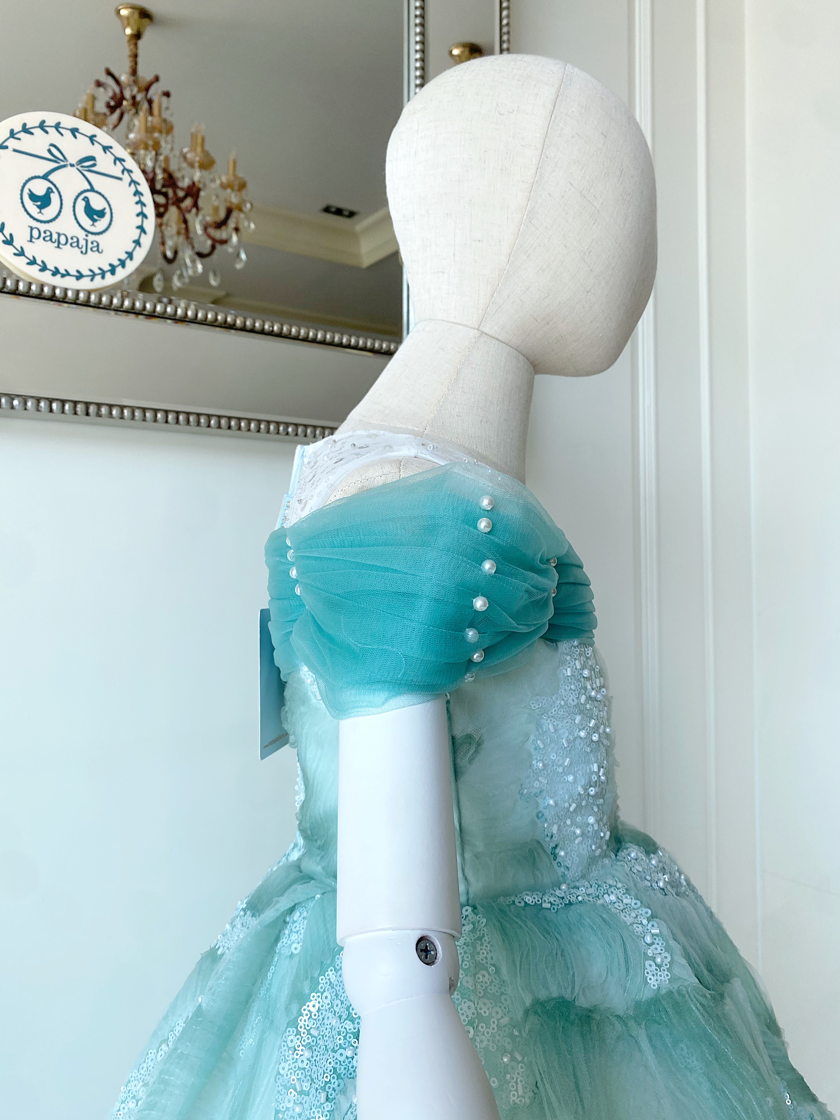 เดรสออกงานราตรีสั้นแขนกุด โทนฟ้าพาสเทลหวานๆ ผ้าลายดอกไม้สวยมาก ดีเทลแต่งผ้าทูลส์รอบไหล่