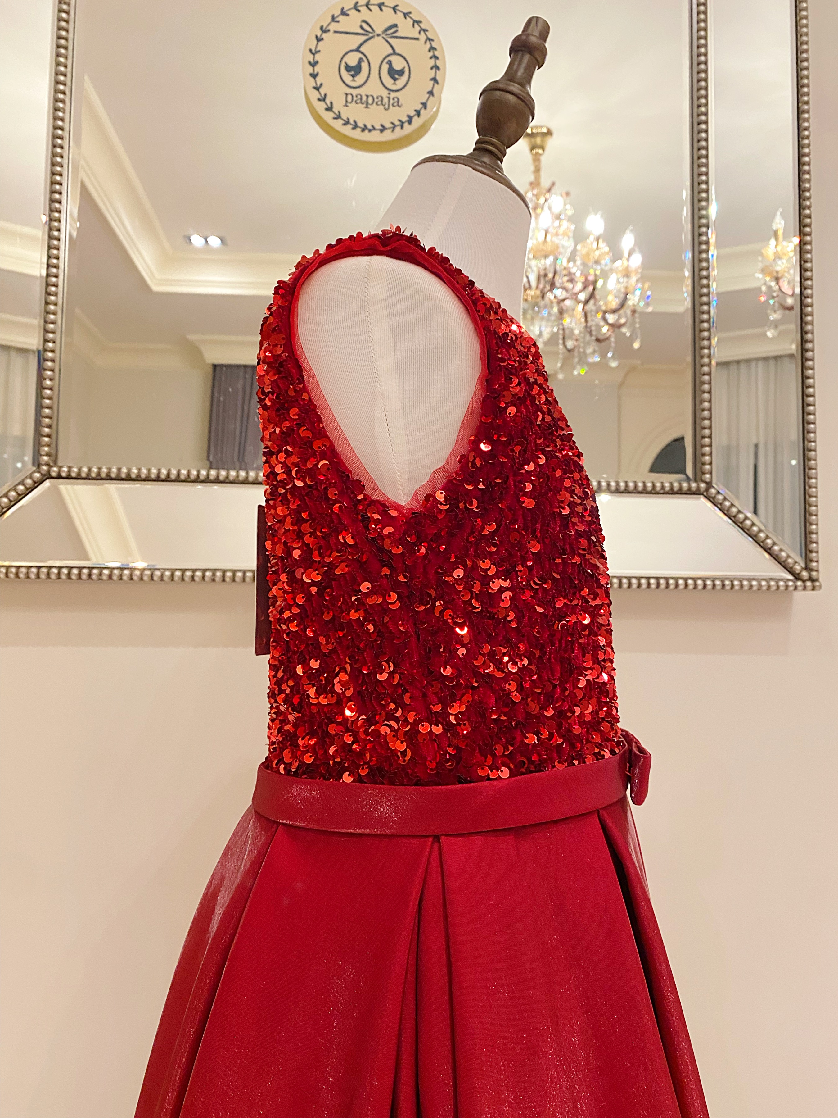 เดรสราตรียาวสีแดงแขนกุด (งานไฮพรีเมี่ยม) ดีเทลปักเลื่อมด้านบน ช่วงกระโปรงผ้าดัสเชสเนื้อเงา ผ้าสวยมาก