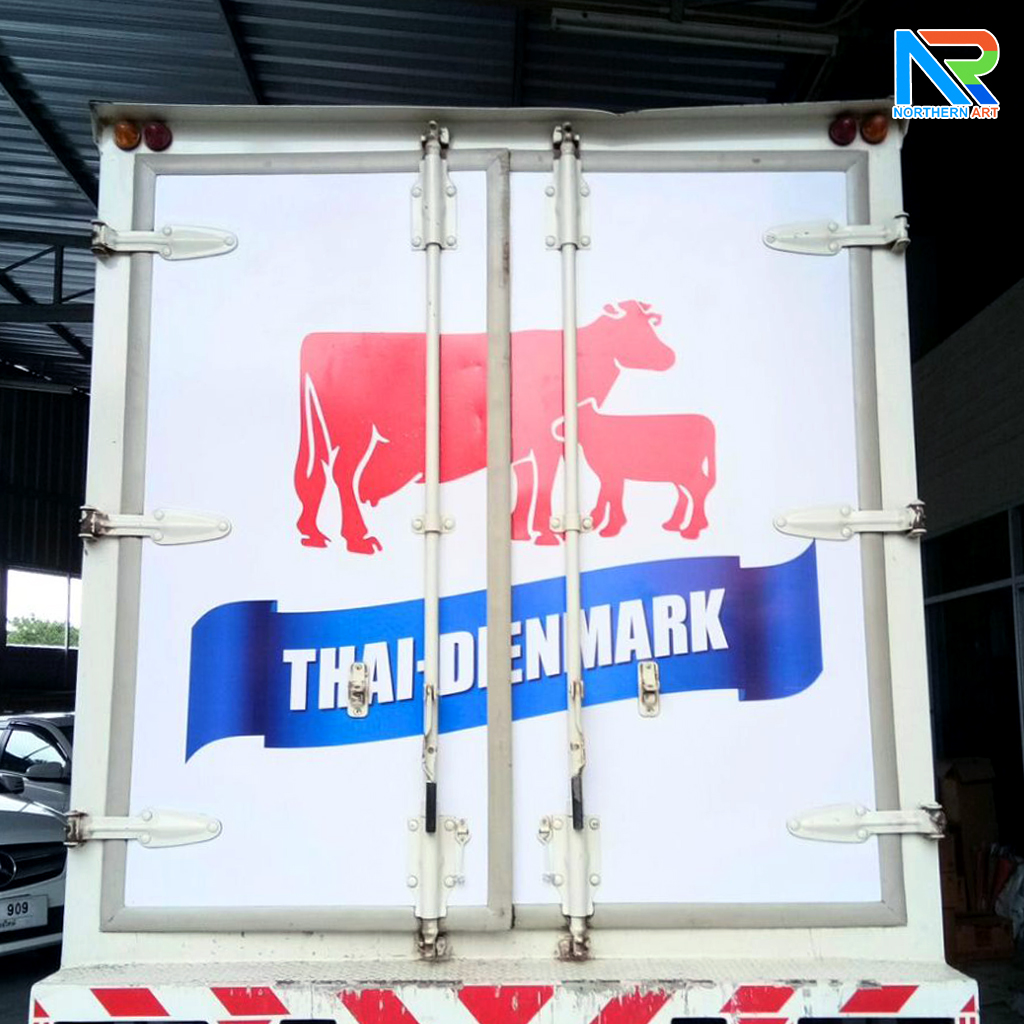 สติ๊กเกอร์ติดรถหกล้อ ไม่ทิ้งคราบกาว สั่งผลิตและติดตั้งตามแบบที่ต้องการ ติดได้ทั้ง กรุงเทพ และ เชียงใหม่