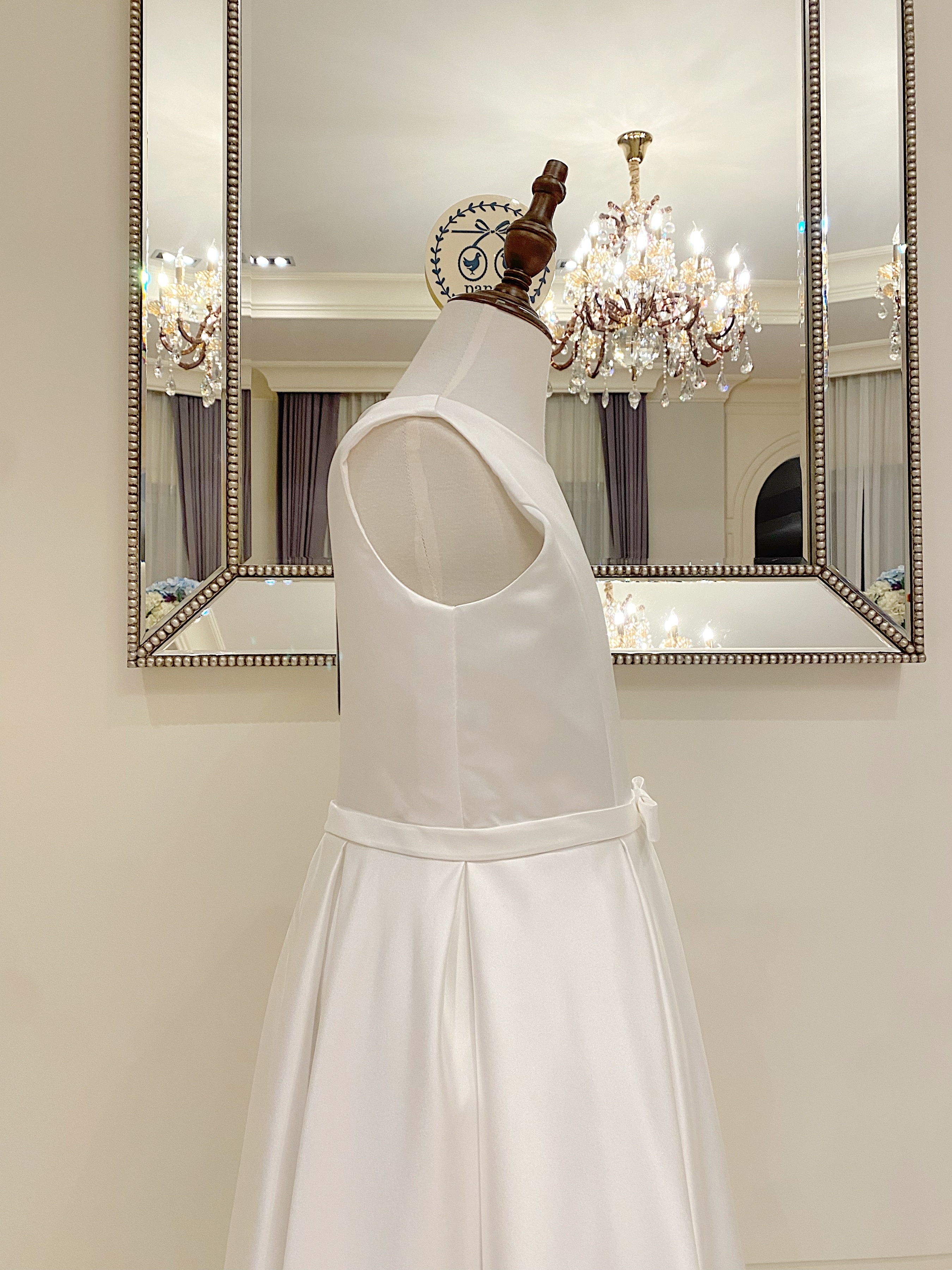 เดรสราตรียาวสีขาวออฟไวท์ แขนกุด ทรงเรียบหรูมินิมอล (งานไฮพรีเมี่ยม) ดีเทลประดับโบว์เล็กๆ ช่วงเอว