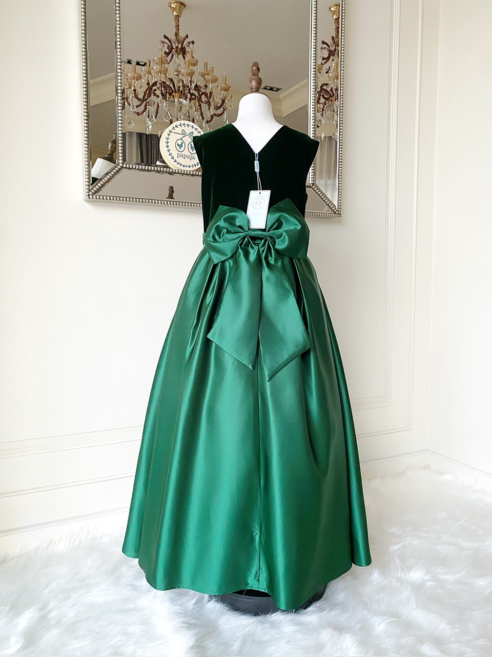 เดรสราตรียาวสีเขียวแขนกุด สีเขียวสวยผู้ดีมาก ดีเทลกำมะหยี่ตัดกับช่วงล่างผ้าซาติน ด้านหลังมีโบว์