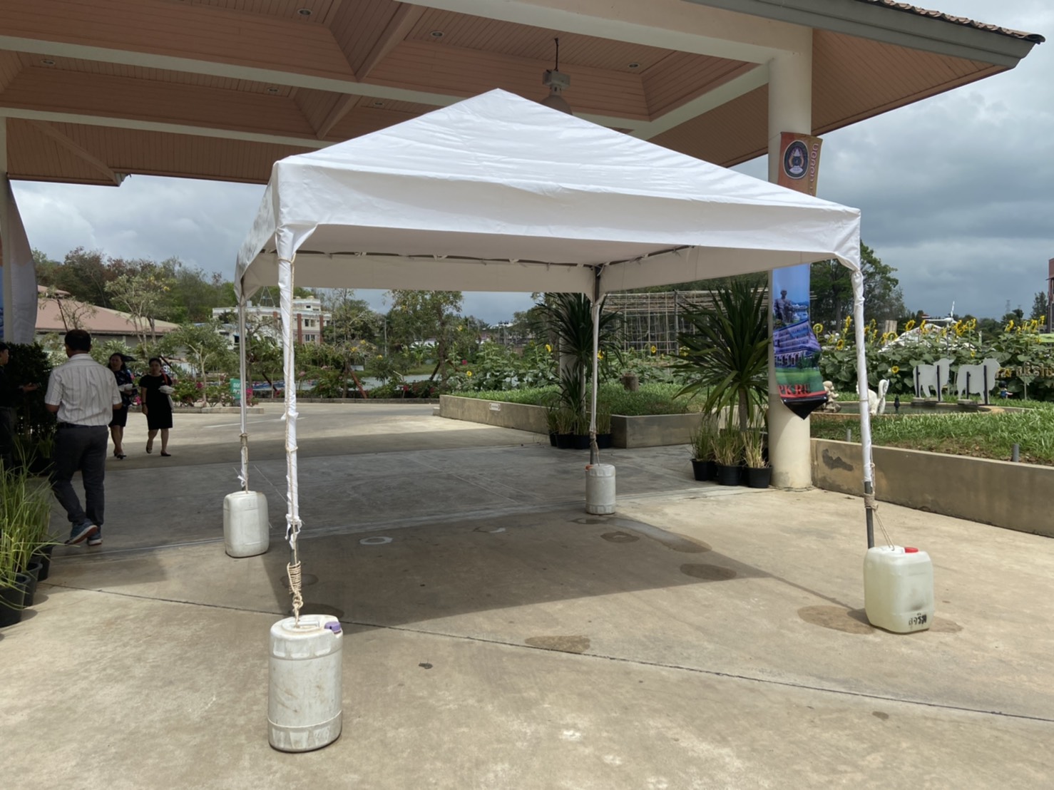 เต็นท์เช่าขนาดกว้าง3ยาว3เมตร(3x3) ทรงปิรามิดสีขาวเหมาะสำหรับงานจัดงานทุกประเภท