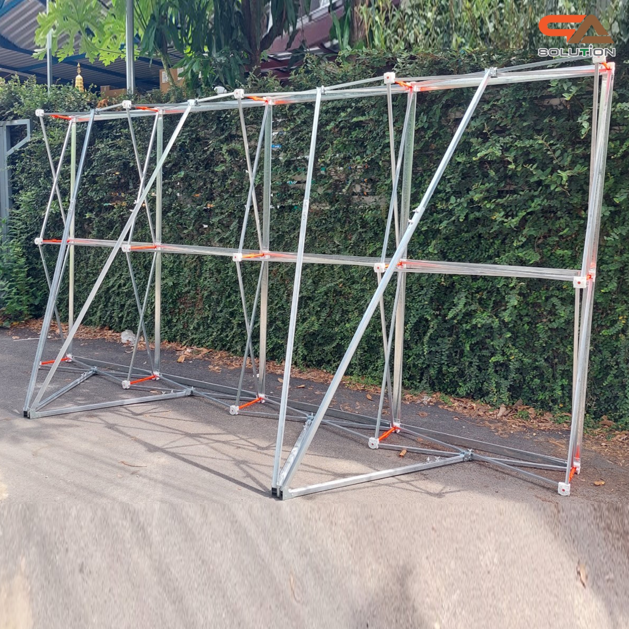 VINYL BACKDROP OUTDOOR แบคดรอปไวนิล รุ่น 2x4 ขนาด (W)400 x (H)200 cm. โครงอะลูมิเนียมพร้อมขาค้ำยัน ถอดประกอบได้ เหมาะกับงานภายนอกอาคาร