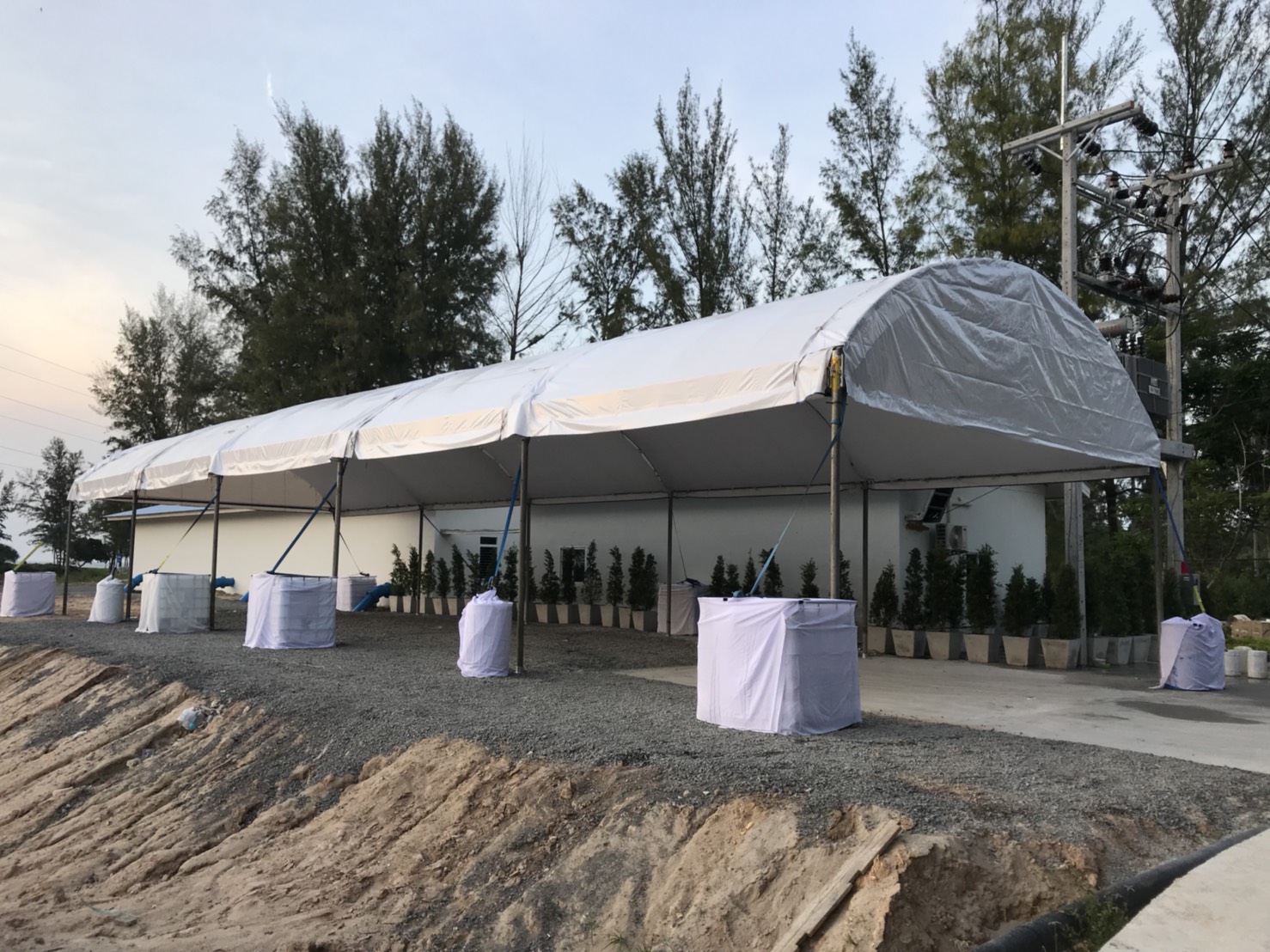 เต็นท์โดม ขนาดกว้าง 8 เมตร ความยาวไม่จำกัด ทรงโค้งสีขาวเหมาะสำหรับงานจัดงานทุกประเภท