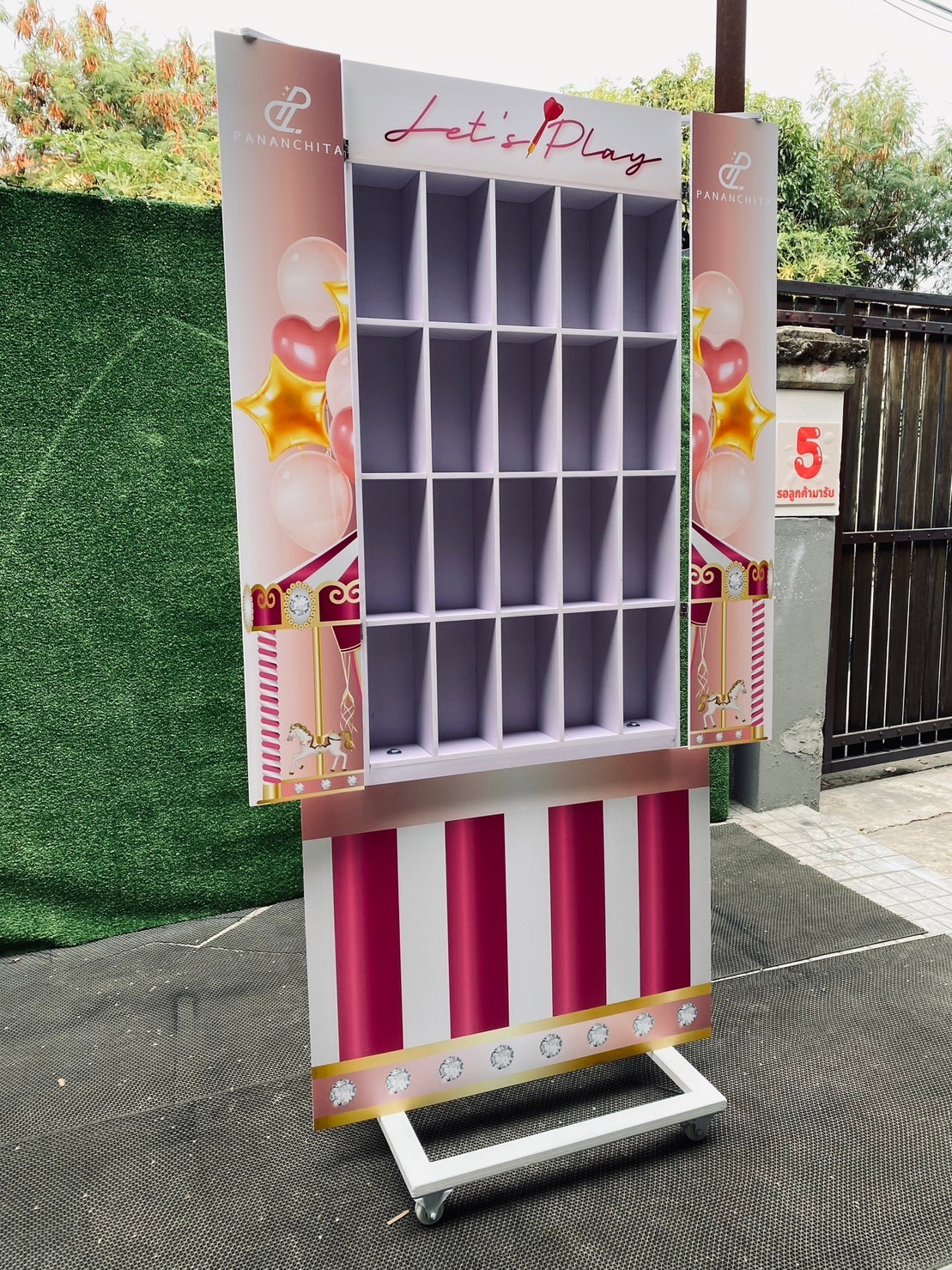 เกมส์ปาลูกโป่งตั้งพื้น 20 ช่อง ขนาด (W)100 x (H)198 cm. พร้อมล้อเลื่อน พร้อมลูกดอกปลายแหลม 5 อัน **ไม่รวมลูกโป่งและปั๊มลมไฟฟ้า