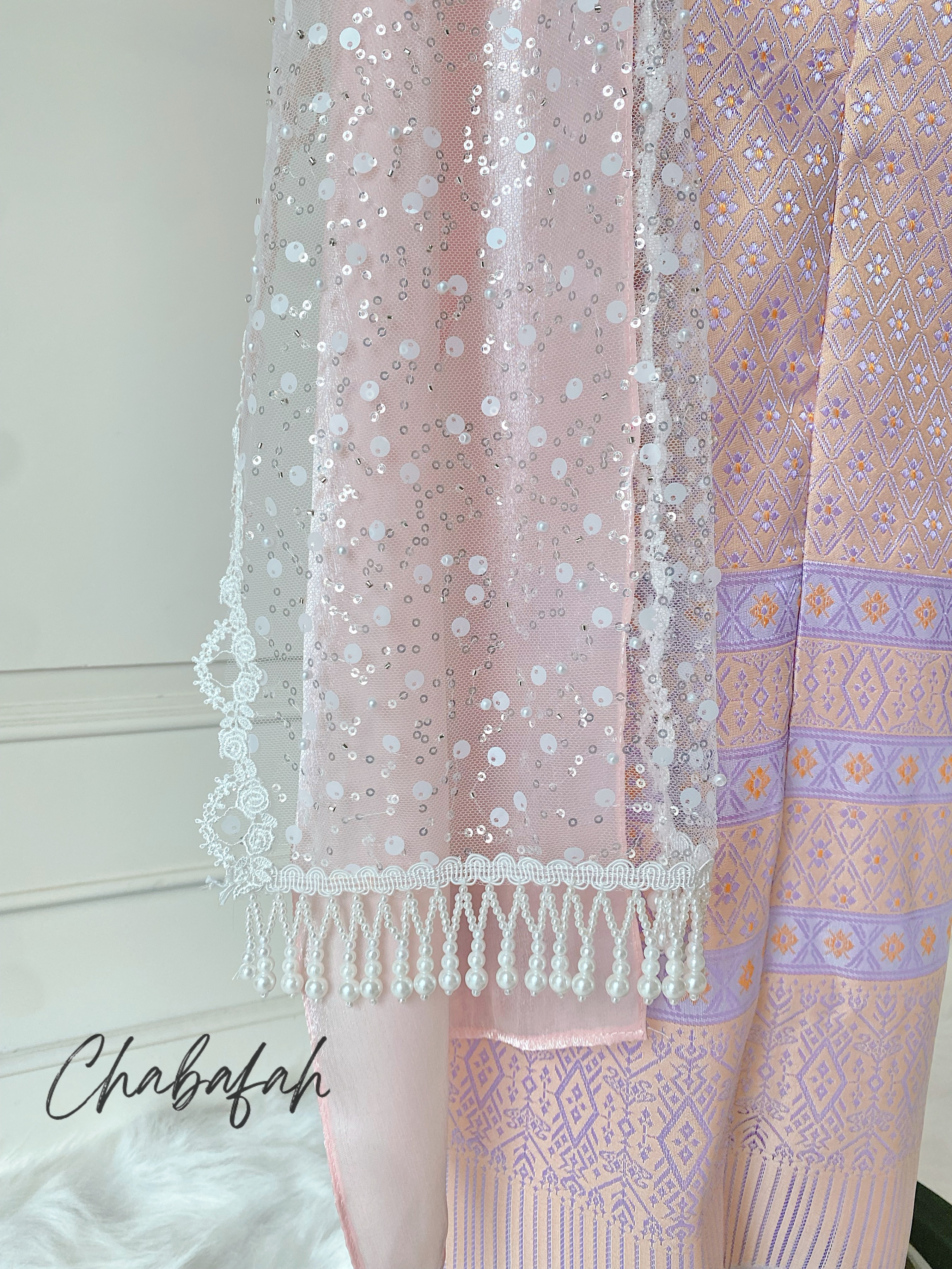 เดรสชุดไทยสไบเฉียง สีชมพูพาสเทล แบรนด์ Chabafah พร้อมเครื่องประดับ 3 ชิ้น