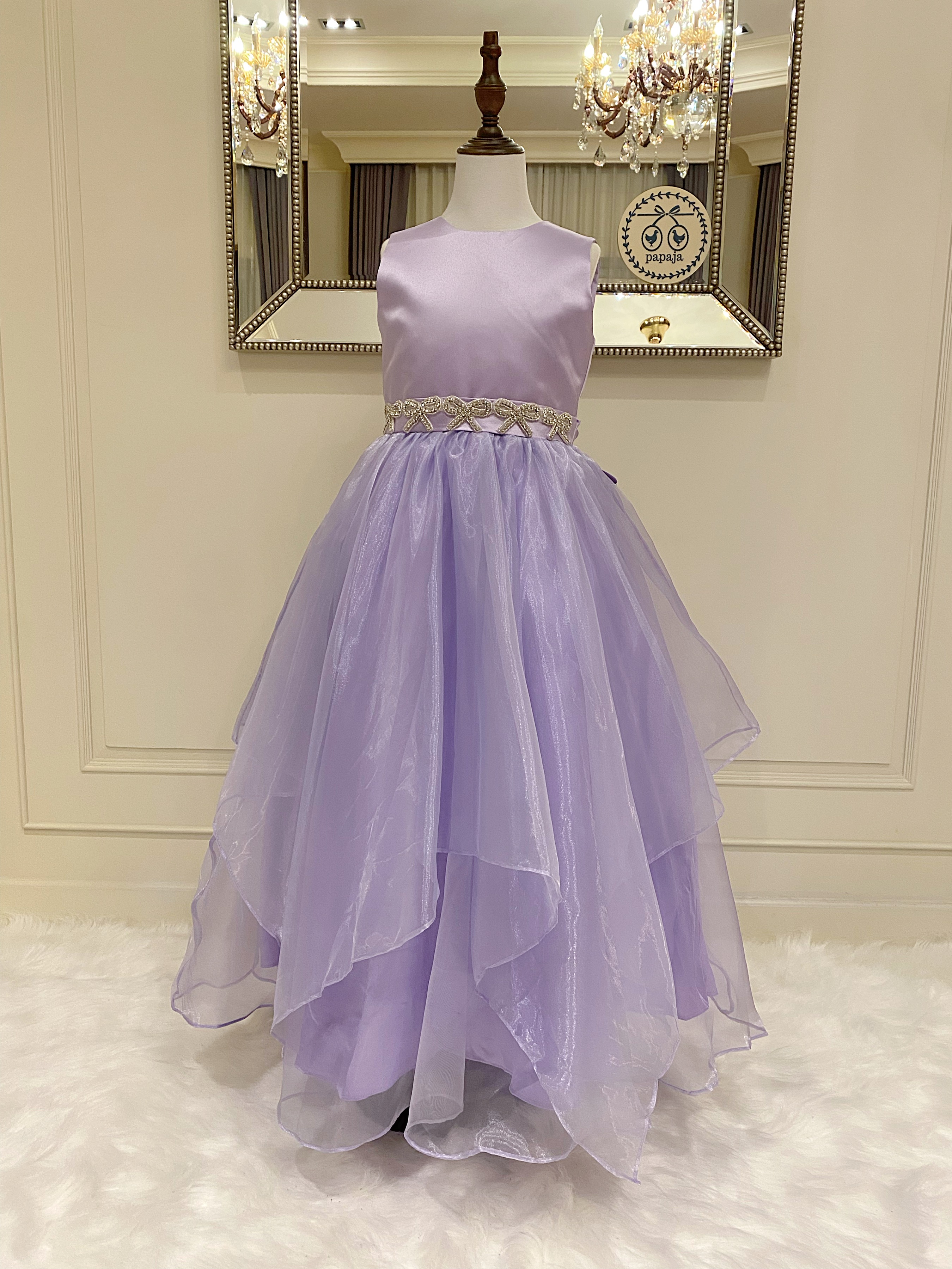 เดรสออกงานราตรียาวแขนกุด สีม่วงพาสเทล (งานไฮพรีเมี่ยม) ดีเทลลายปักเพชรหนามเตยรูปริบบิ้นที่ช่วงเอว