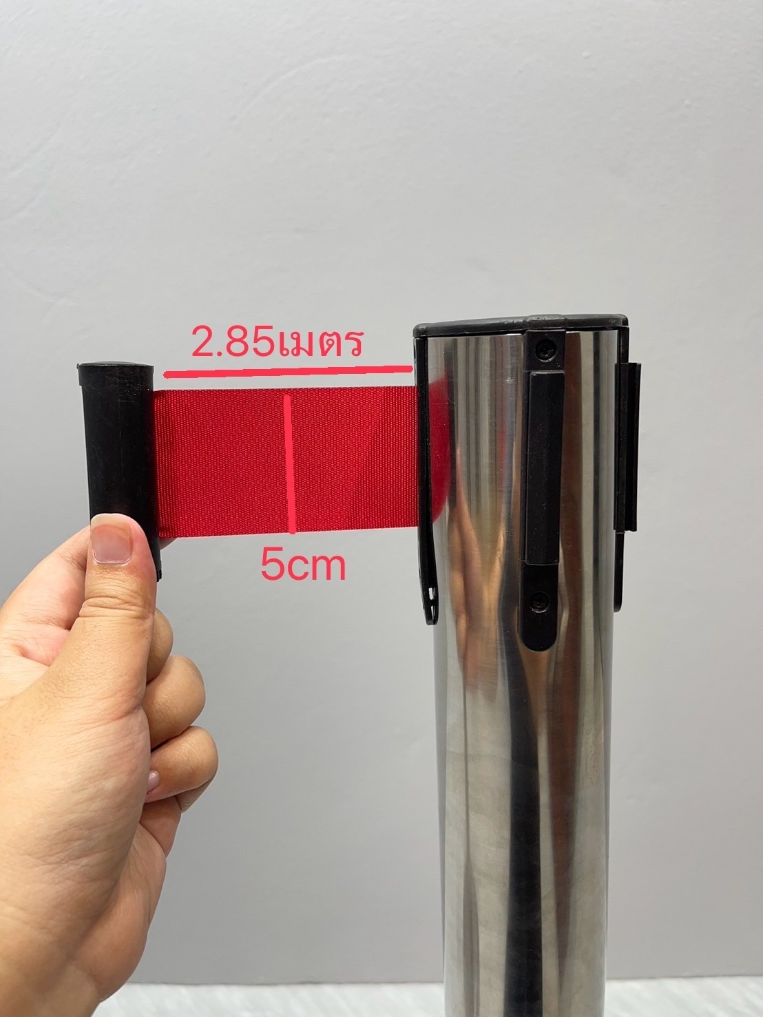 เสากั้นบริเขต สแตนเลส พร้อมสายผ้าดึงกลับอัตโนมัติ สีแดง ( ราคาต่อเสา )