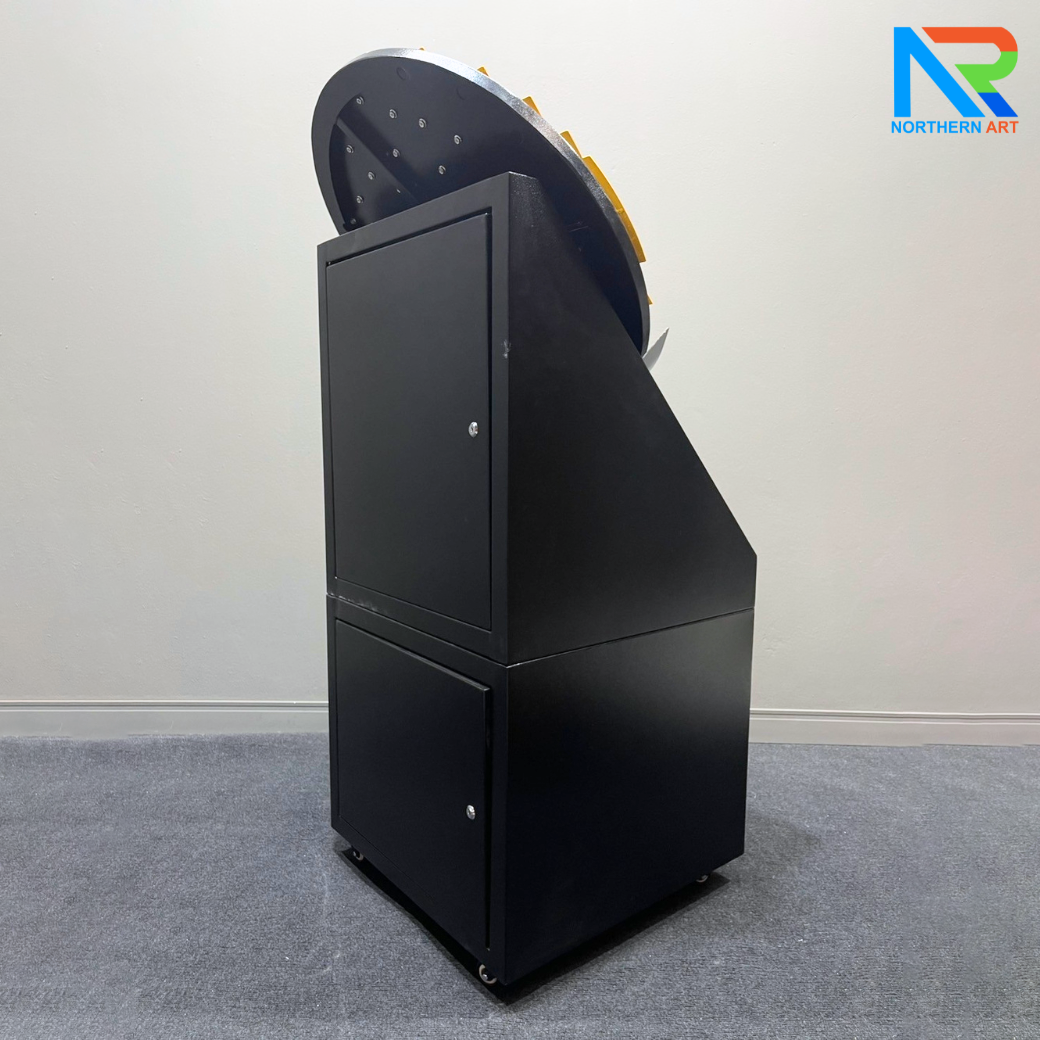 เกมส์เขาวงกต รุ่นพวงมาลัยรถ ขนาด (W)70 x (D)60 x (H)145 cm. โครงเหล็กพ่นสีอุตสาหกรรมพร้อมล้อเลื่อน ลูกแก้วคละสี 5 ลูก