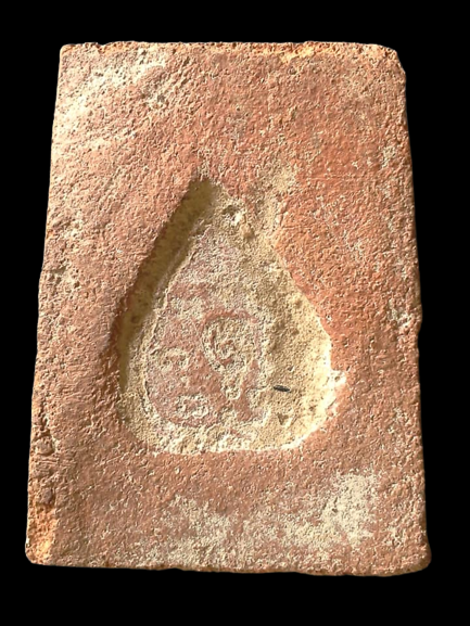 A110 พระพุทธชินราช เนื้อดินหลังยันต์ กรุวัดทับผึ้ง สุโขทัย ปี2473