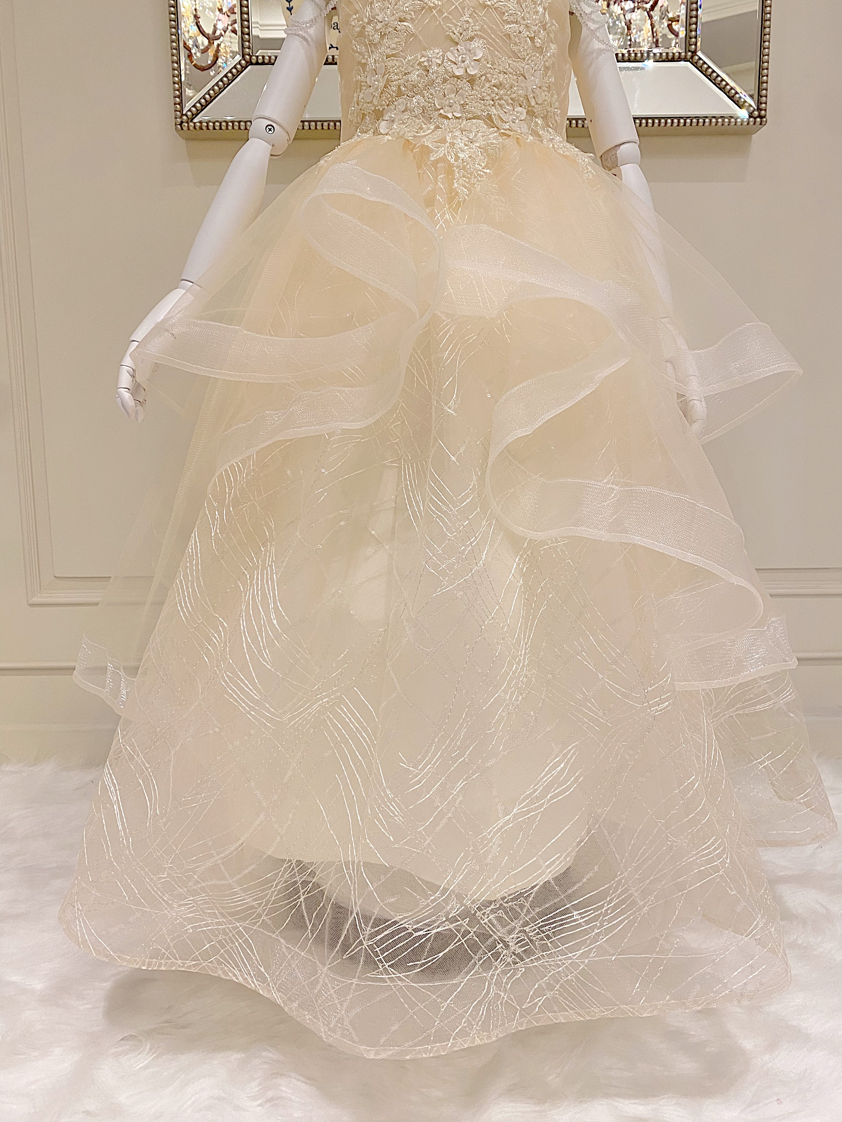 เดรสออกงานราตรียาวแขนล้ำสีครีม ประดับคริสตัลสุดหรู