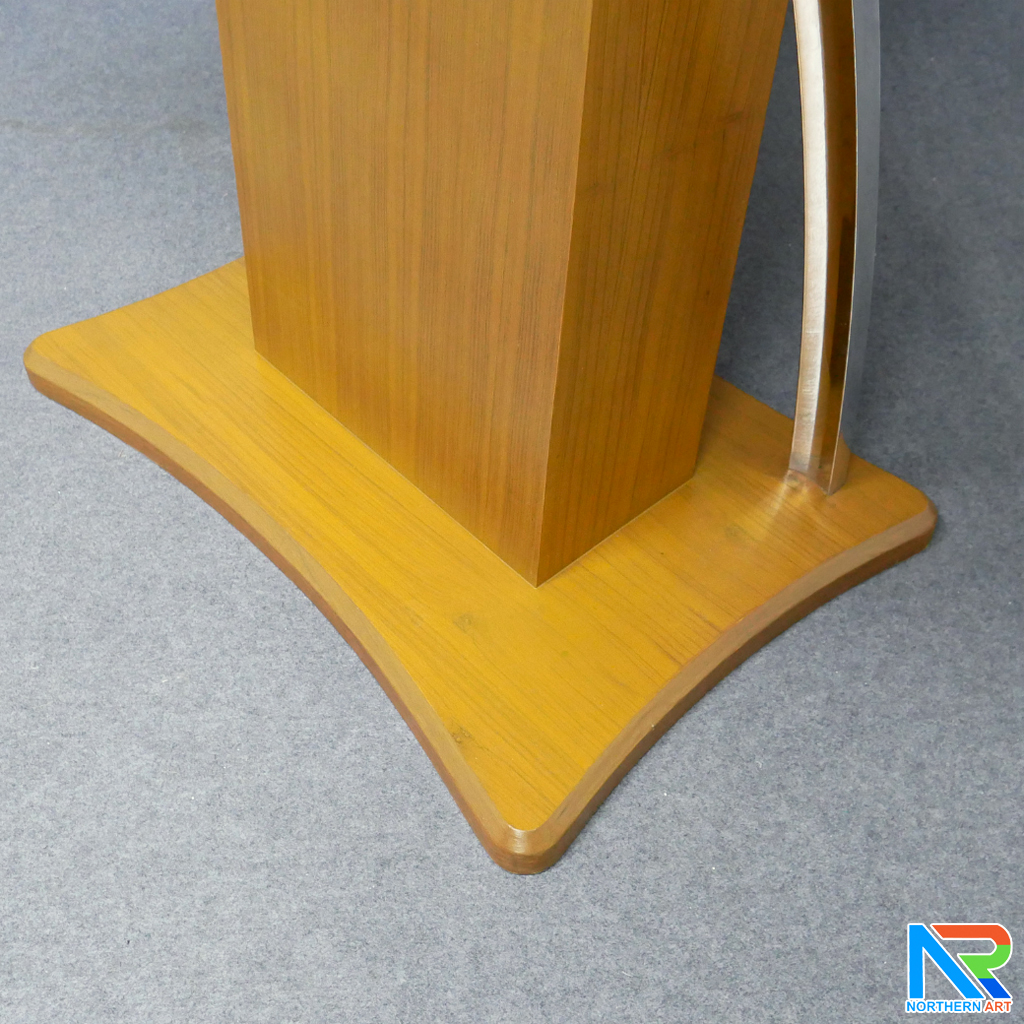 โพเดียมไม้ ยืนคู่ สีสัก ขนาด (W) 90x (L) 63 x (H) 120 cm. ตกแต่งเสาโค้งสแตนเลสเกรด 304