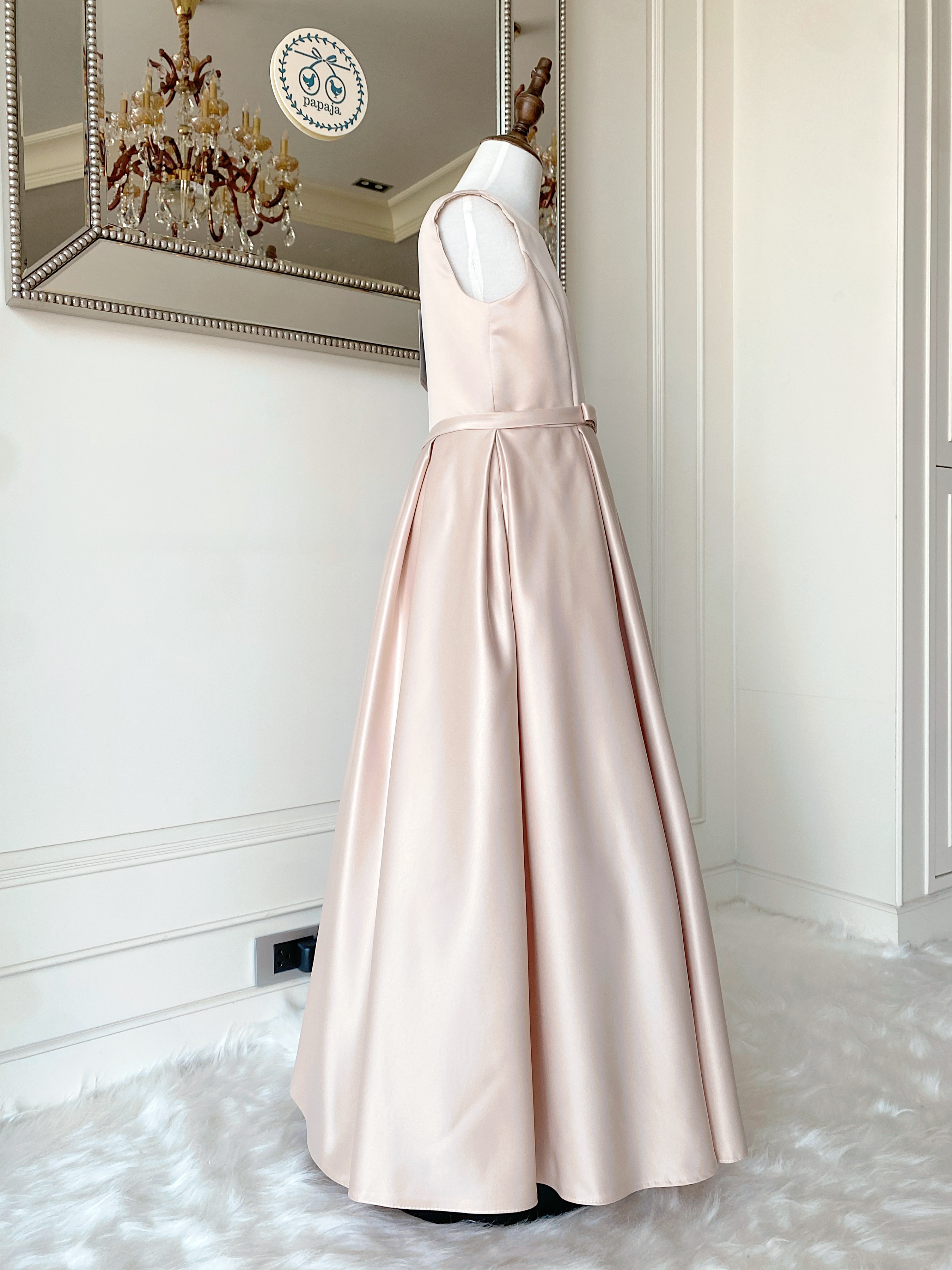 เดรสราตรียาวสีแชมเปญ แขนกุด ทรงเรียบหรูมินิมอล (งานไฮพรีเมี่ยม) ดีเทลประดับโบว์เล็กๆ ช่วงเอว