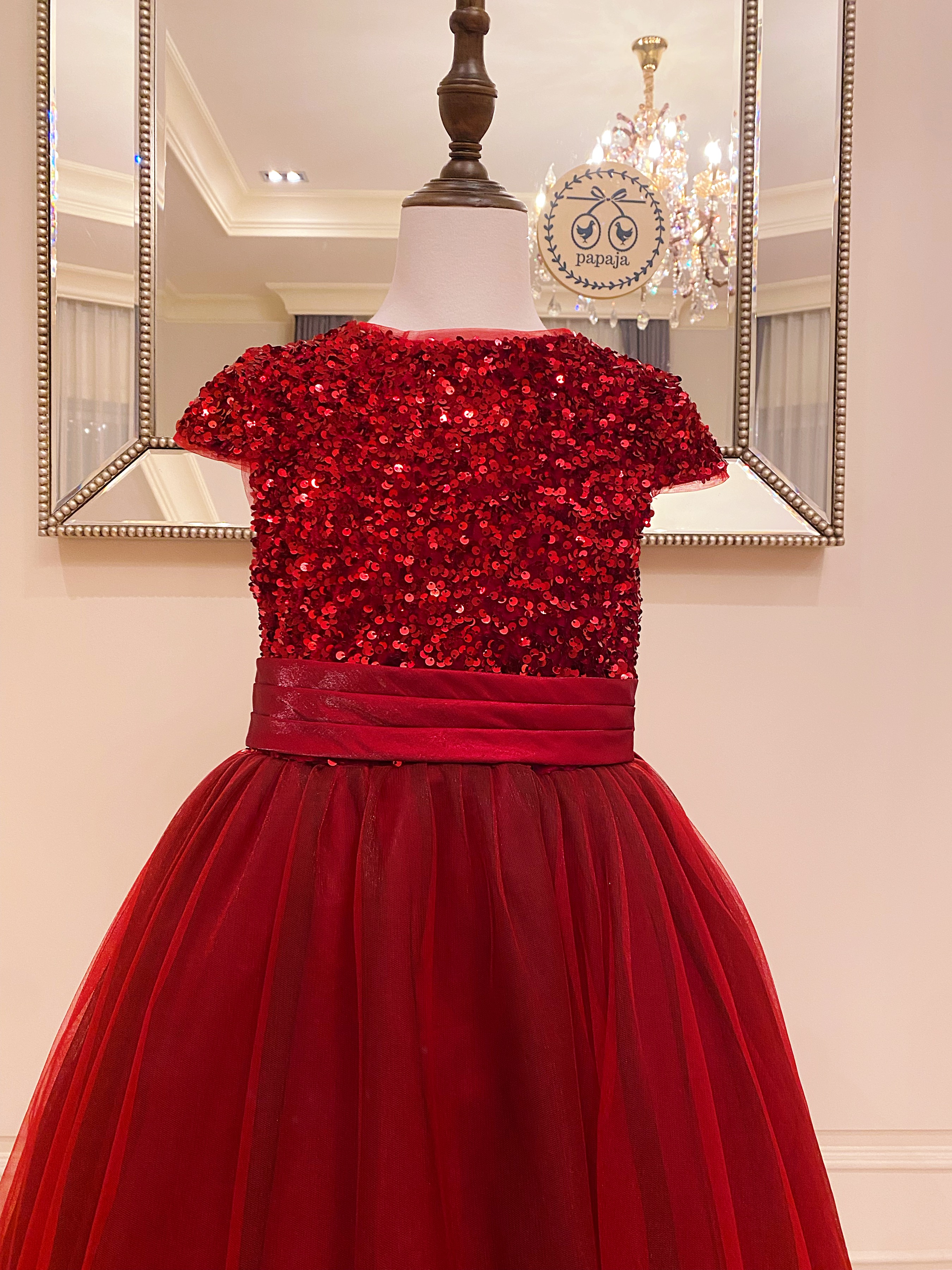 เดรสออกงานราตรียาวแขนล้ำ สีแดงเลือดนก (งานไฮพรีเมี่ยม) ด้านบนปักเลื่อม ช่วงกระโปรงผ้าโปร่งซอฟท์ๆ ละมุน