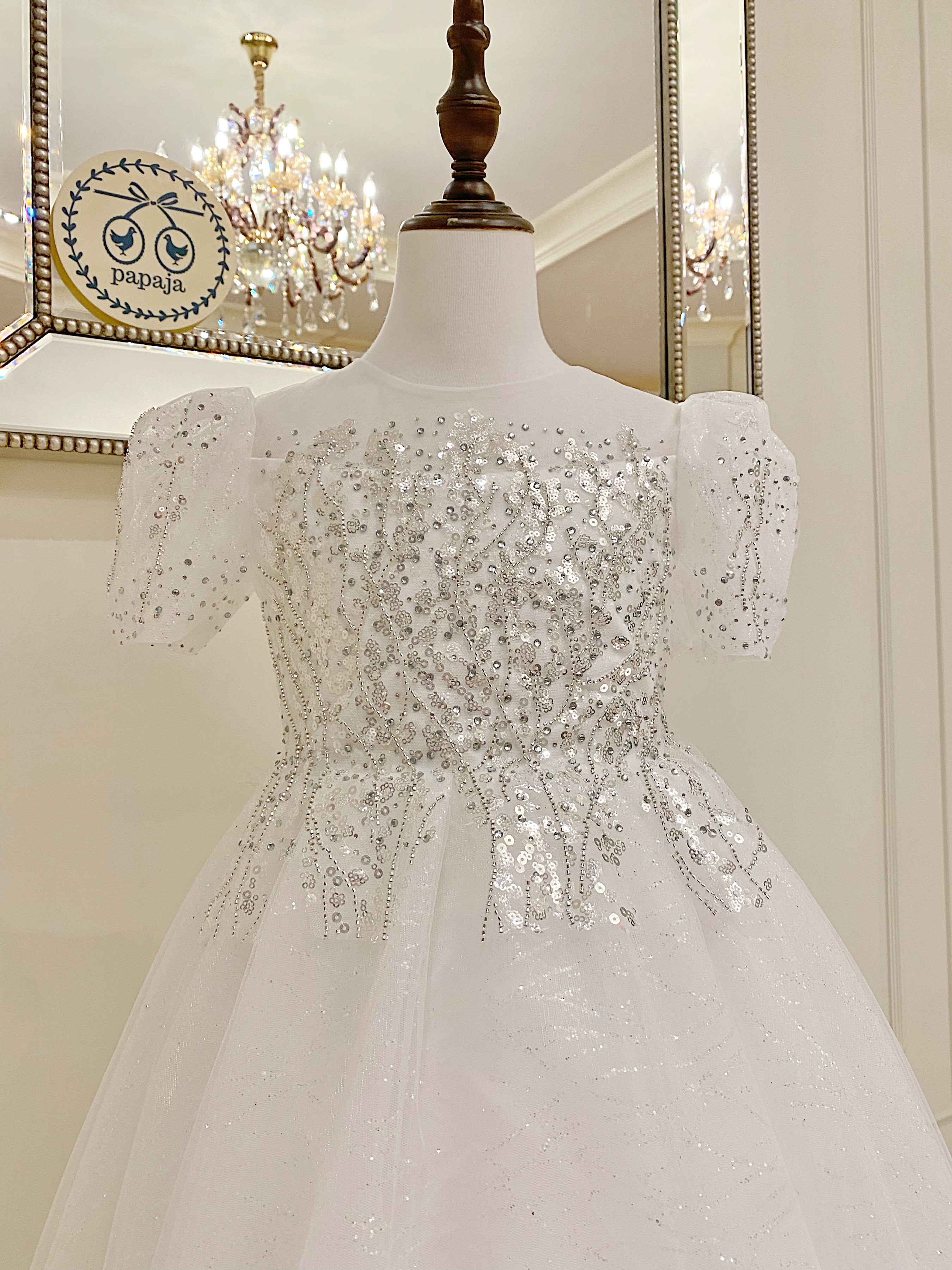 เดรสออกงานราตรียาวแขนตุ๊กตา สีขาวออฟไวท์บริสุทธิ์ ดีเทลปักลายเถาวัลย์ระย้าสีเงินวิ้งๆ ที่ช่วงอก