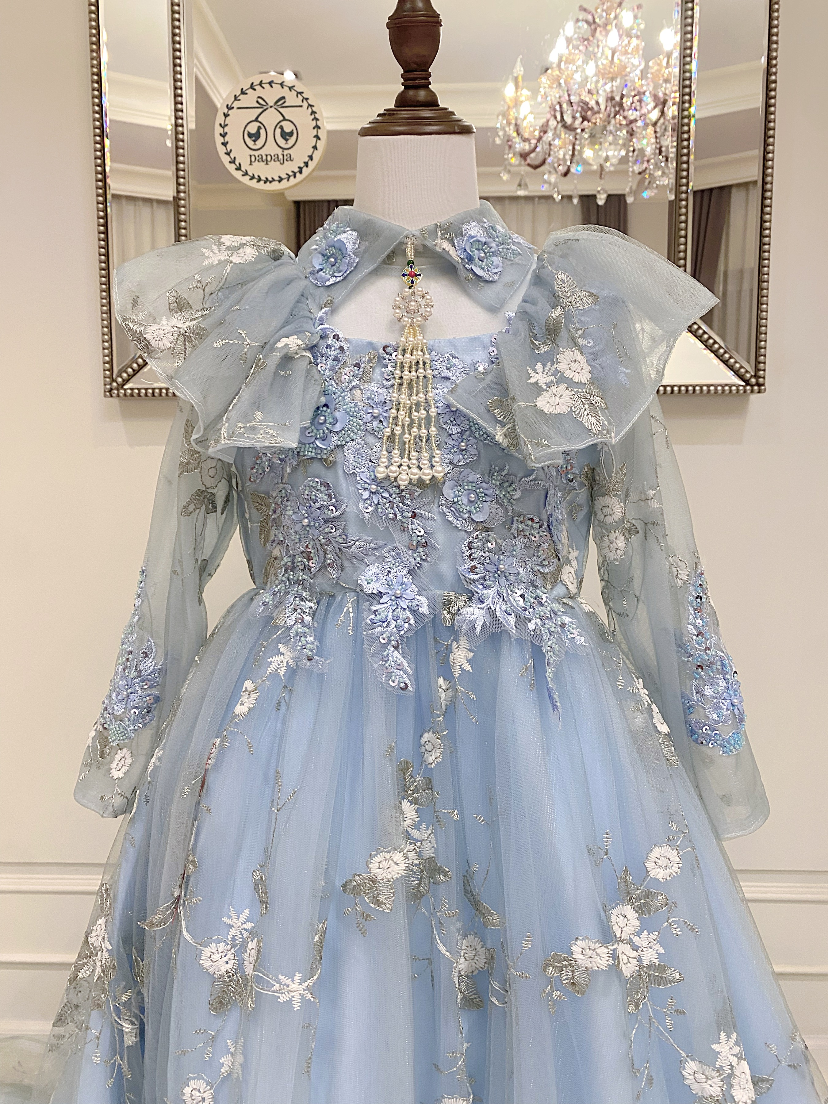 เดรสออกงานราตรียาวแขนยาว ผ้าลูกไม้สีฟ้าทอลายนูน ดีเทลคอปกเชิ้ตหรูหรา