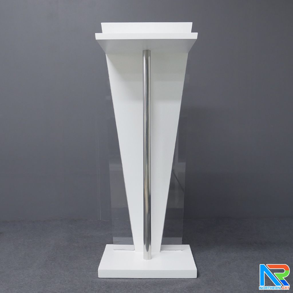 โพเดียมไม้สีขาว ทรงสามเหลี่ยม ขนาด (W) 45 x (L) 35 x (H) 120 cm. ด้านข้างอะคริลิคใส หนา 8 มม. ด้านหน้าอะคริลิคใส ติดหมุด สำหรับติดโลโก้