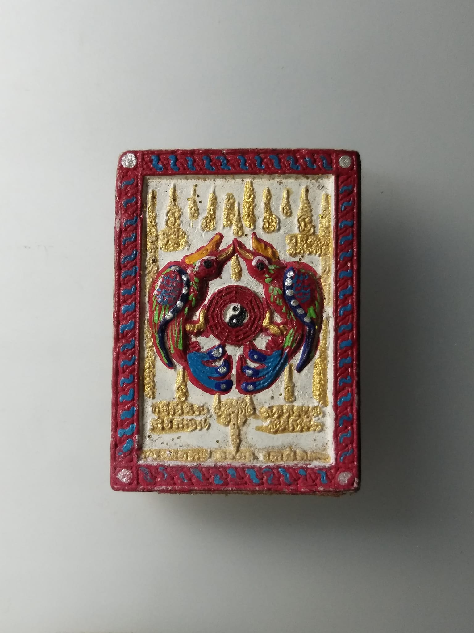 G594 พระผง เศียรพ่อแก่ฤาษีบรมครู หลังสาริกาคู่หางเกี้ยว ไม่ทราบที่